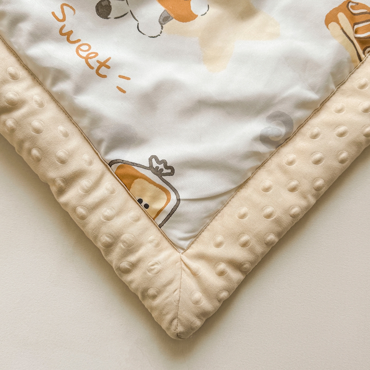 91家纺网 家纺一手货源 找家纺 悦织语 2026新款A类水洗棉双层纱豆豆被大豆夏凉被 米洛狗狗