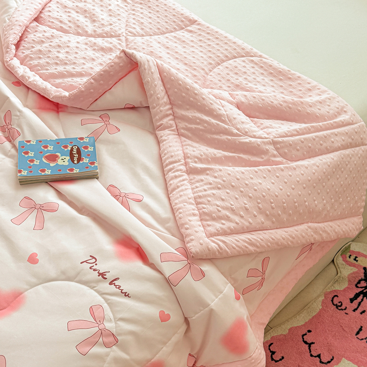 91家纺网 家纺一手货源 找家纺 悦织语 2026新款A类水洗棉双层纱豆豆被大豆夏凉被 甜蜜约会