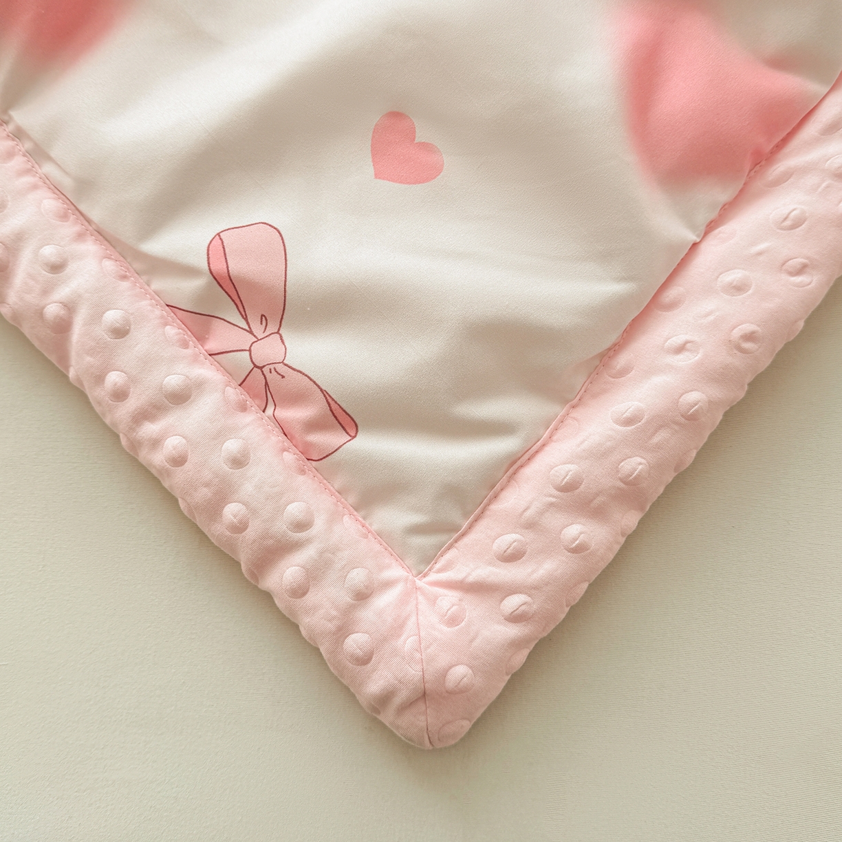 91家纺网 家纺一手货源 找家纺 悦织语 2026新款A类水洗棉双层纱豆豆被大豆夏凉被 甜蜜约会