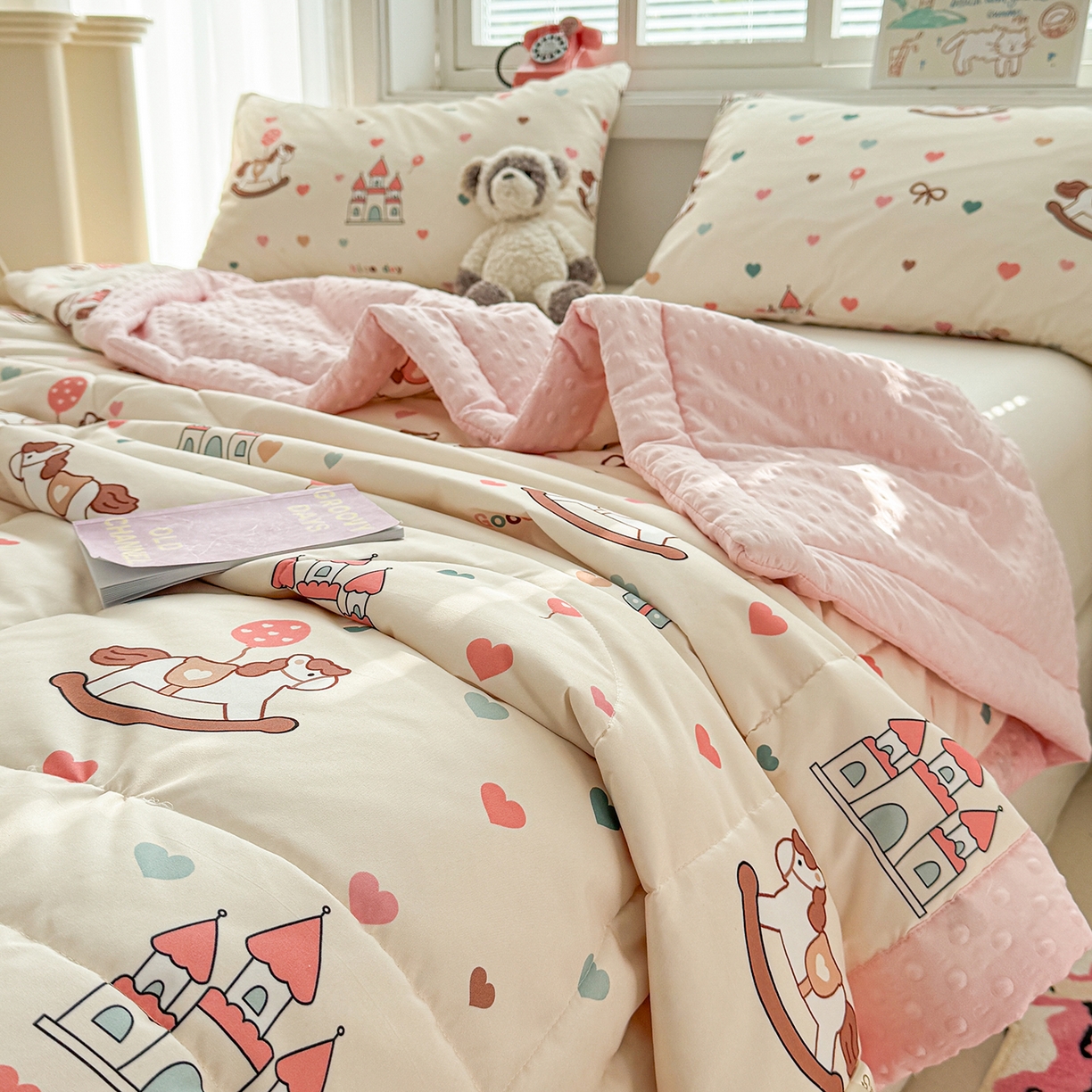 91家纺网 家纺一手货源 找家纺 悦织语 2026新款A类水洗棉双层纱豆豆被大豆夏凉被 旋转木马