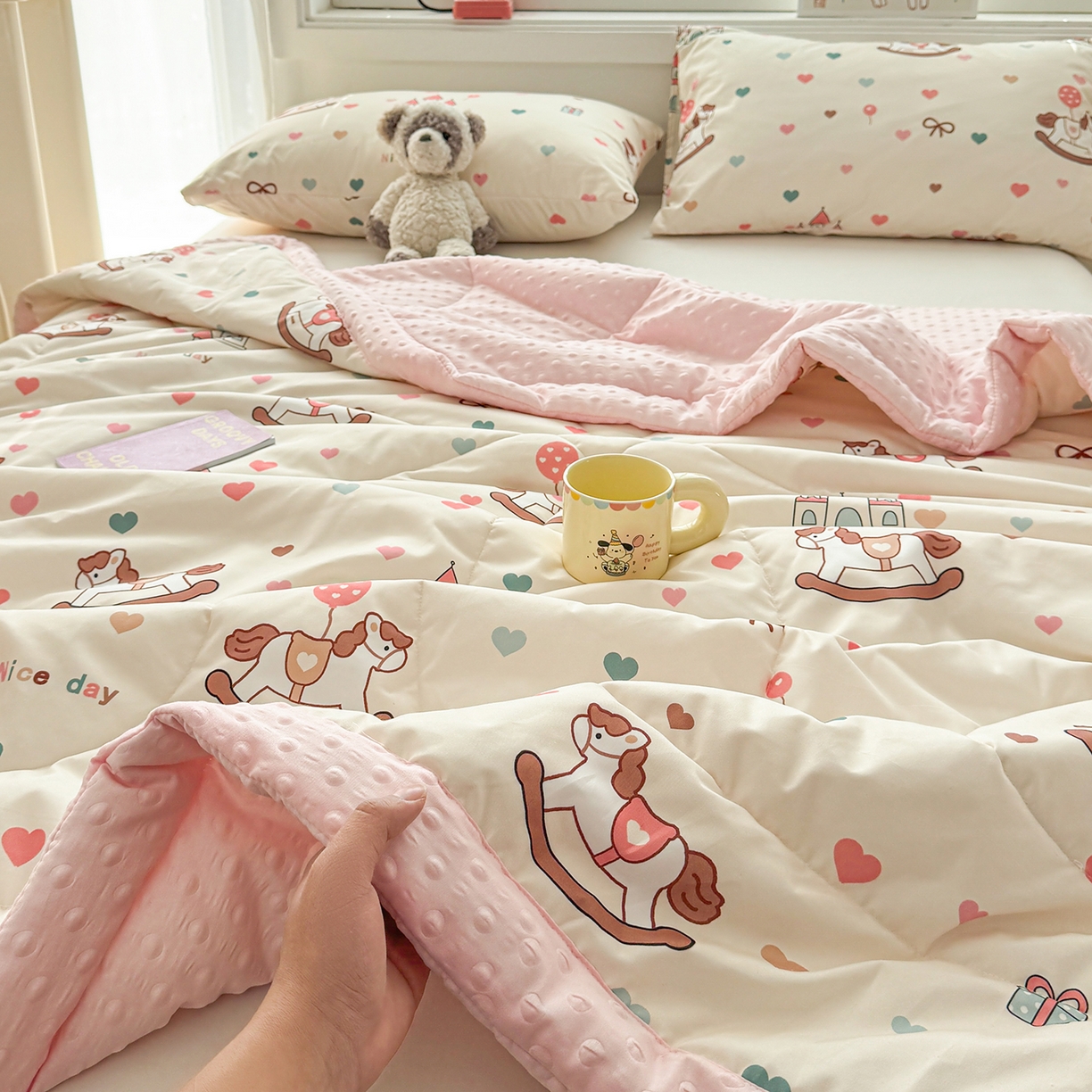 91家纺网 家纺一手货源 找家纺 悦织语 2026新款A类水洗棉双层纱豆豆被大豆夏凉被 旋转木马