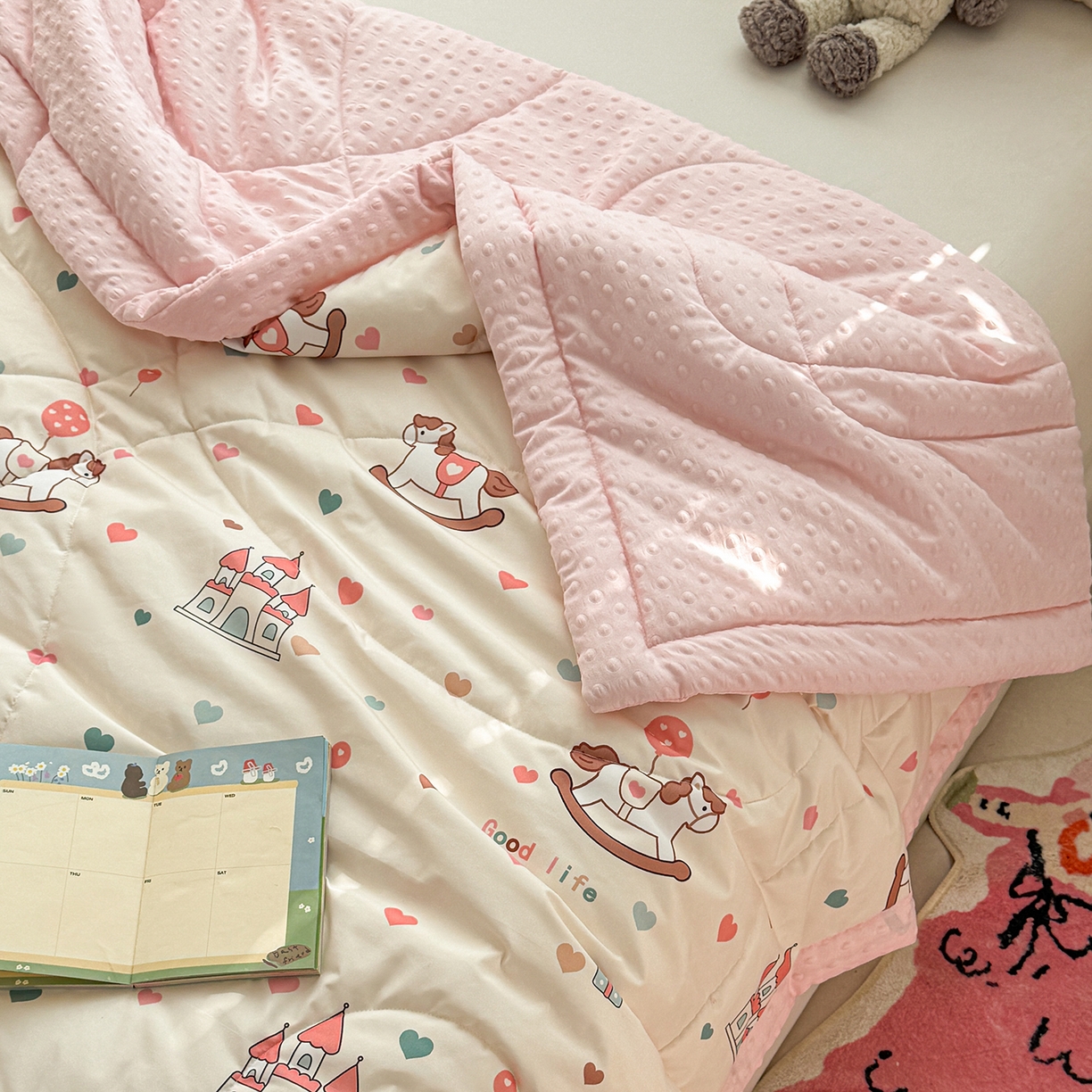 91家纺网 家纺一手货源 找家纺 悦织语 2026新款A类水洗棉双层纱豆豆被大豆夏凉被 旋转木马