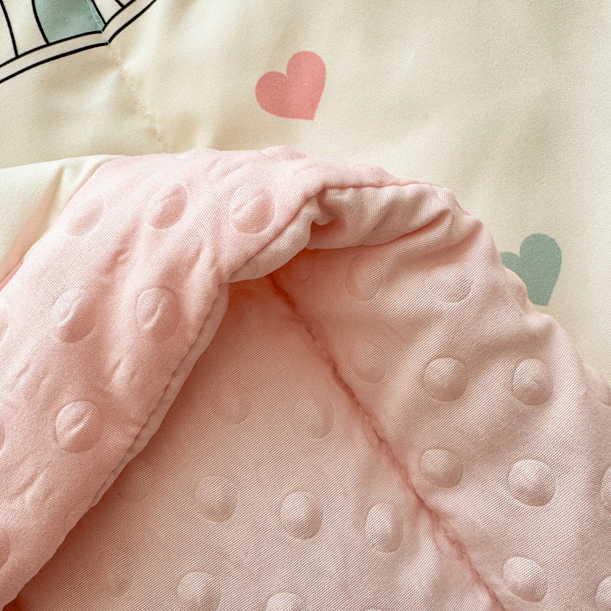 91家纺网 家纺一手货源 找家纺 悦织语 2026新款A类水洗棉双层纱豆豆被大豆夏凉被 旋转木马