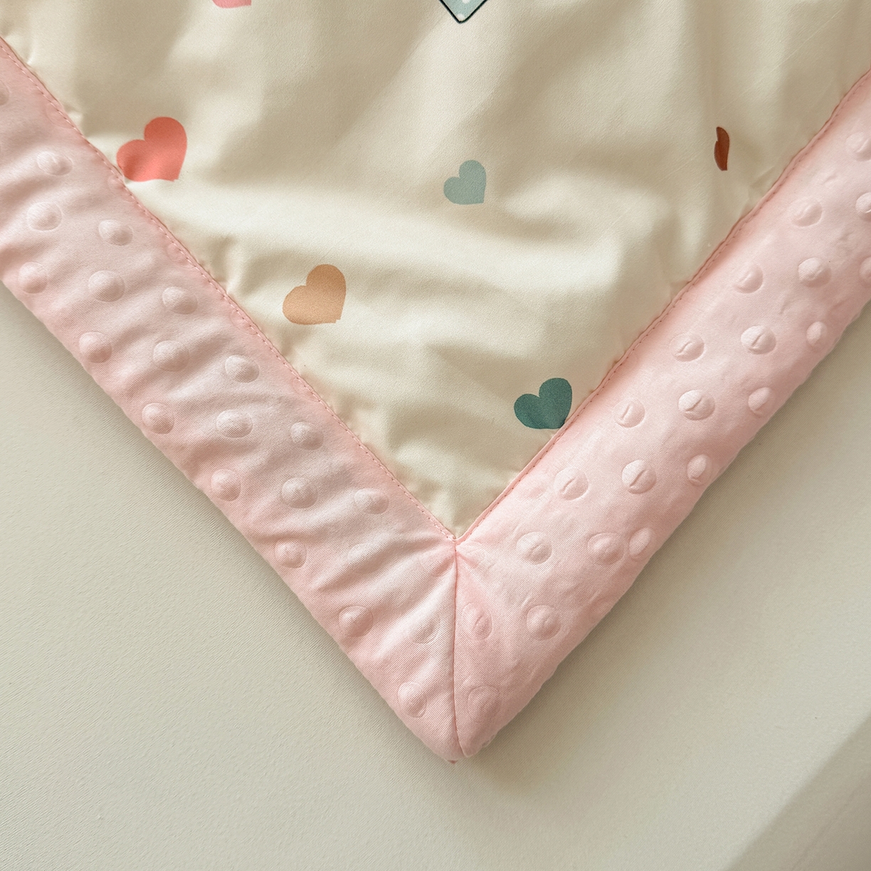 91家纺网 家纺一手货源 找家纺 悦织语 2026新款A类水洗棉双层纱豆豆被大豆夏凉被 旋转木马