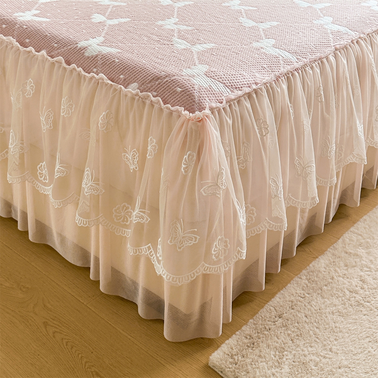 91家纺网 家纺一手货源 找家纺 恒爱家纺 2026新款A类凉感冰豆豆床裙席三件套 蝶舞-粉