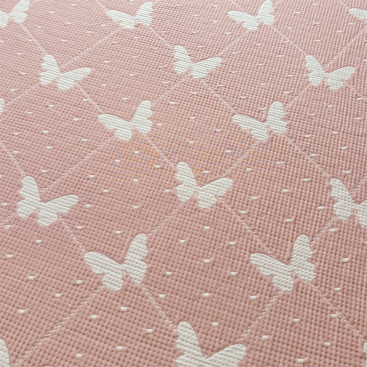 91家纺网 家纺一手货源 找家纺 恒爱家纺 2026新款A类凉感冰豆豆床裙席三件套 蝶舞-粉