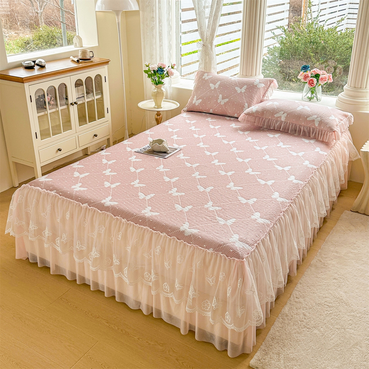 91家纺网 家纺一手货源 找家纺 恒爱家纺 2026新款A类凉感冰豆豆床裙席三件套 蝶舞-粉