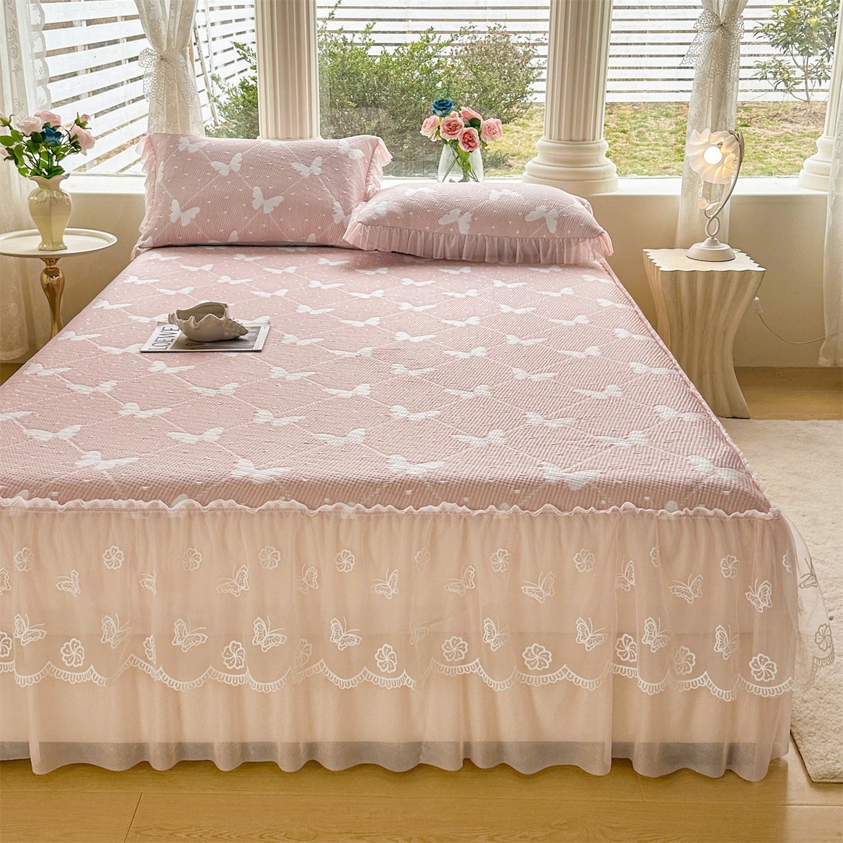 91家纺网 家纺一手货源 找家纺 恒爱家纺 2026新款A类凉感冰豆豆床裙席三件套 蝶舞-粉