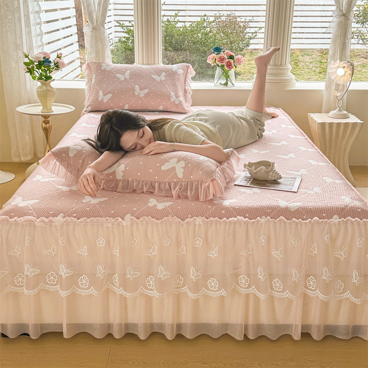 91家纺网 家纺一手货源 找家纺 恒爱家纺 2026新款A类凉感冰豆豆床裙席三件套 蝶舞-粉