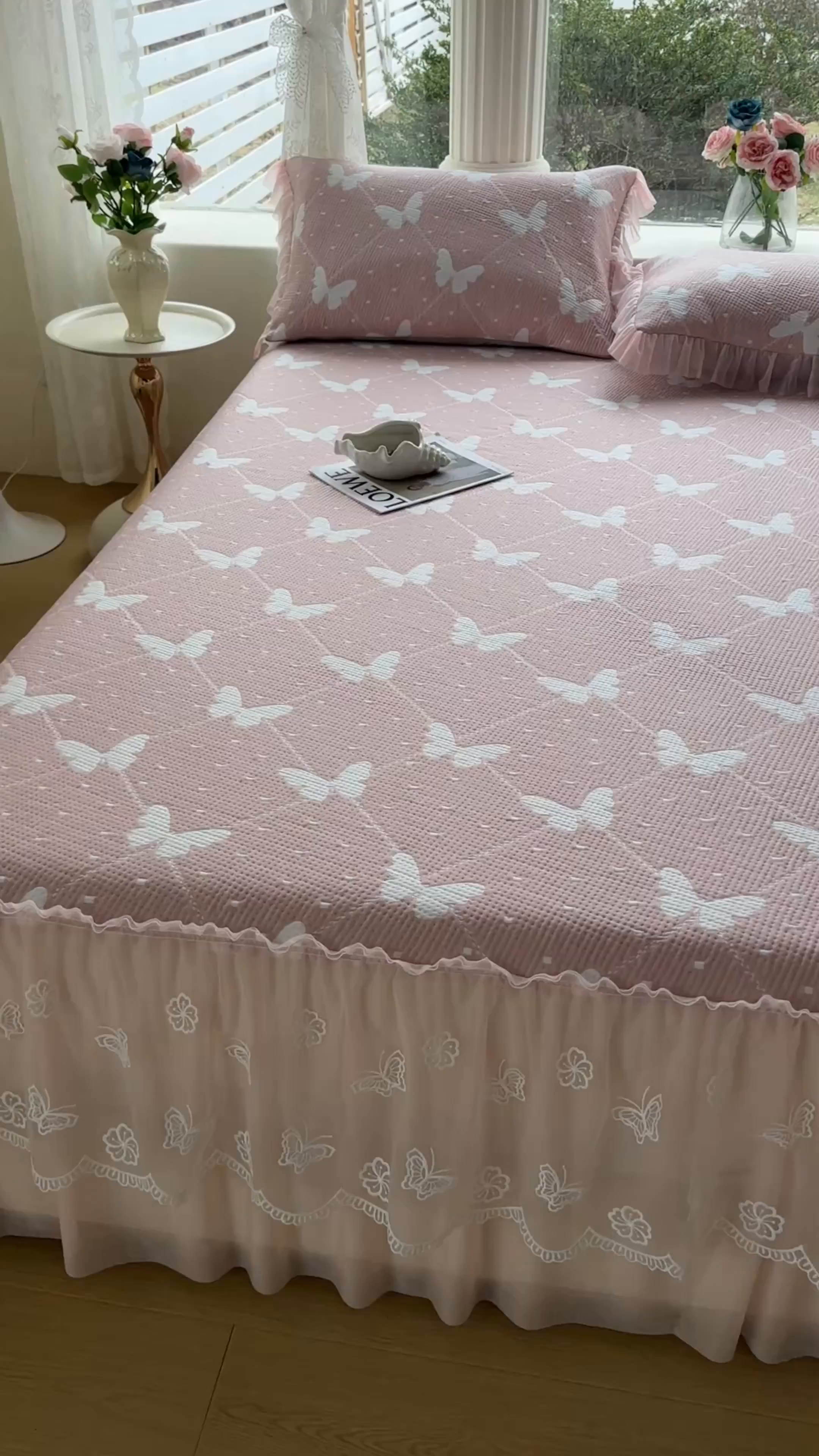 91家纺网 家纺一手货源 找家纺 恒爱家纺 2026新款A类凉感冰豆豆床裙席三件套 蝶舞-粉