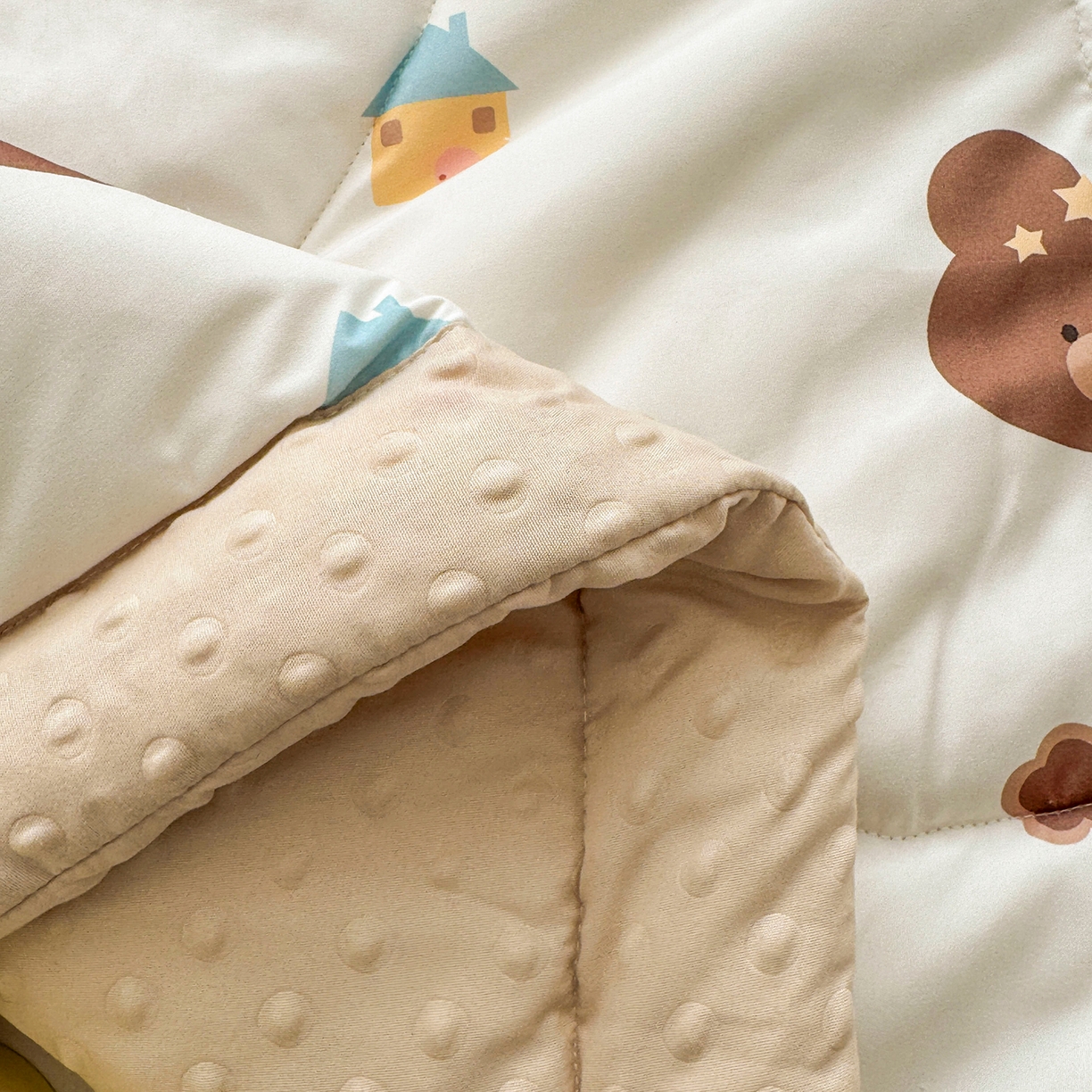 91家纺网 家纺一手货源 找家纺 悦织语 2026新款A类水洗棉双层纱豆豆被大豆夏凉被 元气小熊