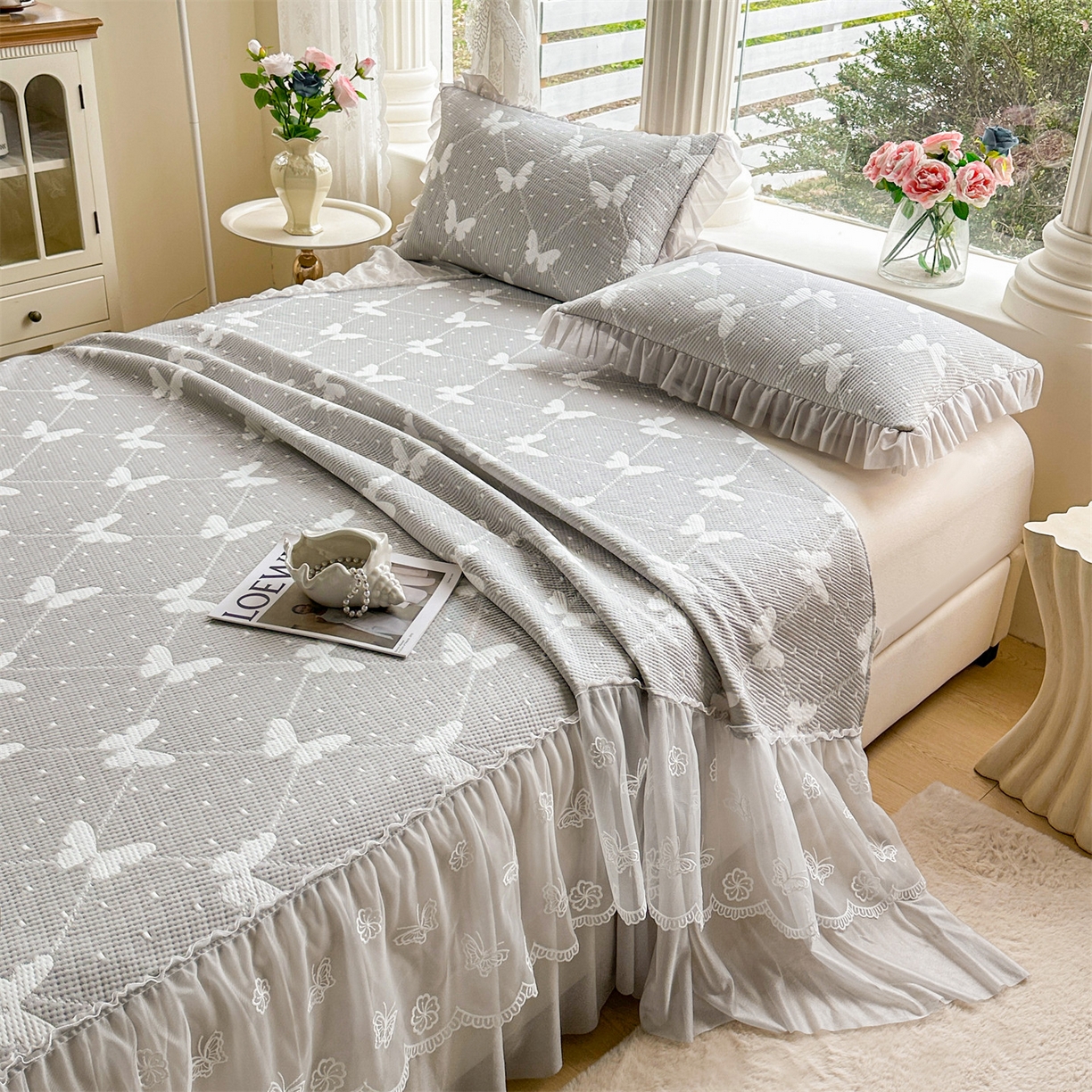 91家纺网 家纺一手货源 找家纺 恒爱家纺 2026新款A类凉感冰豆豆床裙席三件套 蝶舞-灰