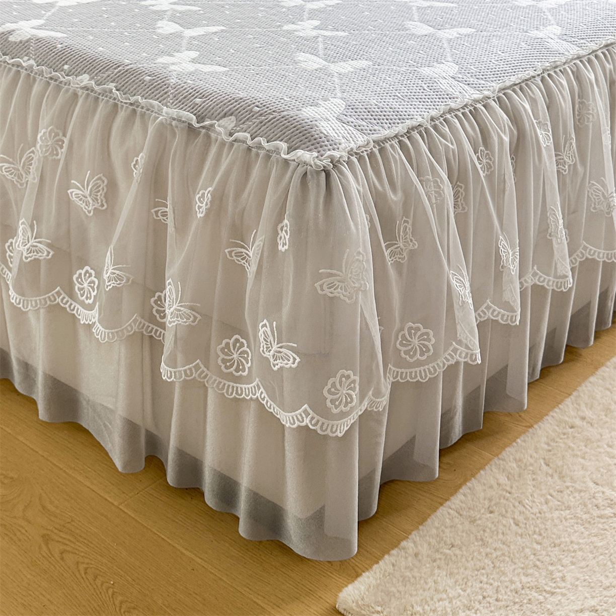 91家纺网 家纺一手货源 找家纺 恒爱家纺 2026新款A类凉感冰豆豆床裙席三件套 蝶舞-灰