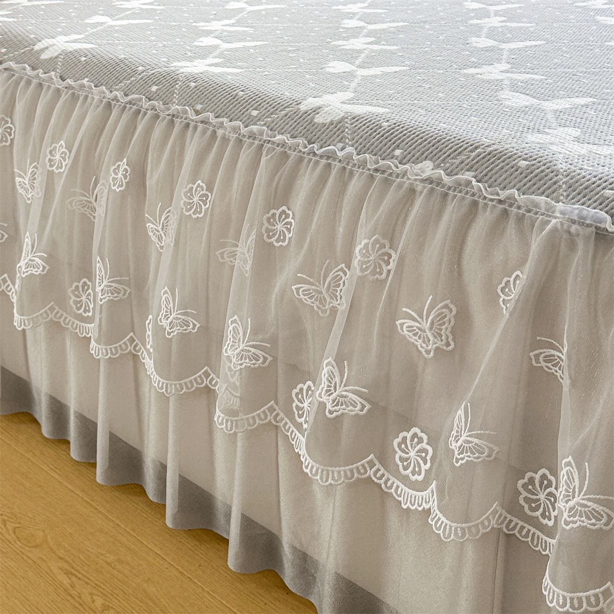 91家纺网 家纺一手货源 找家纺 恒爱家纺 2026新款A类凉感冰豆豆床裙席三件套 蝶舞-灰