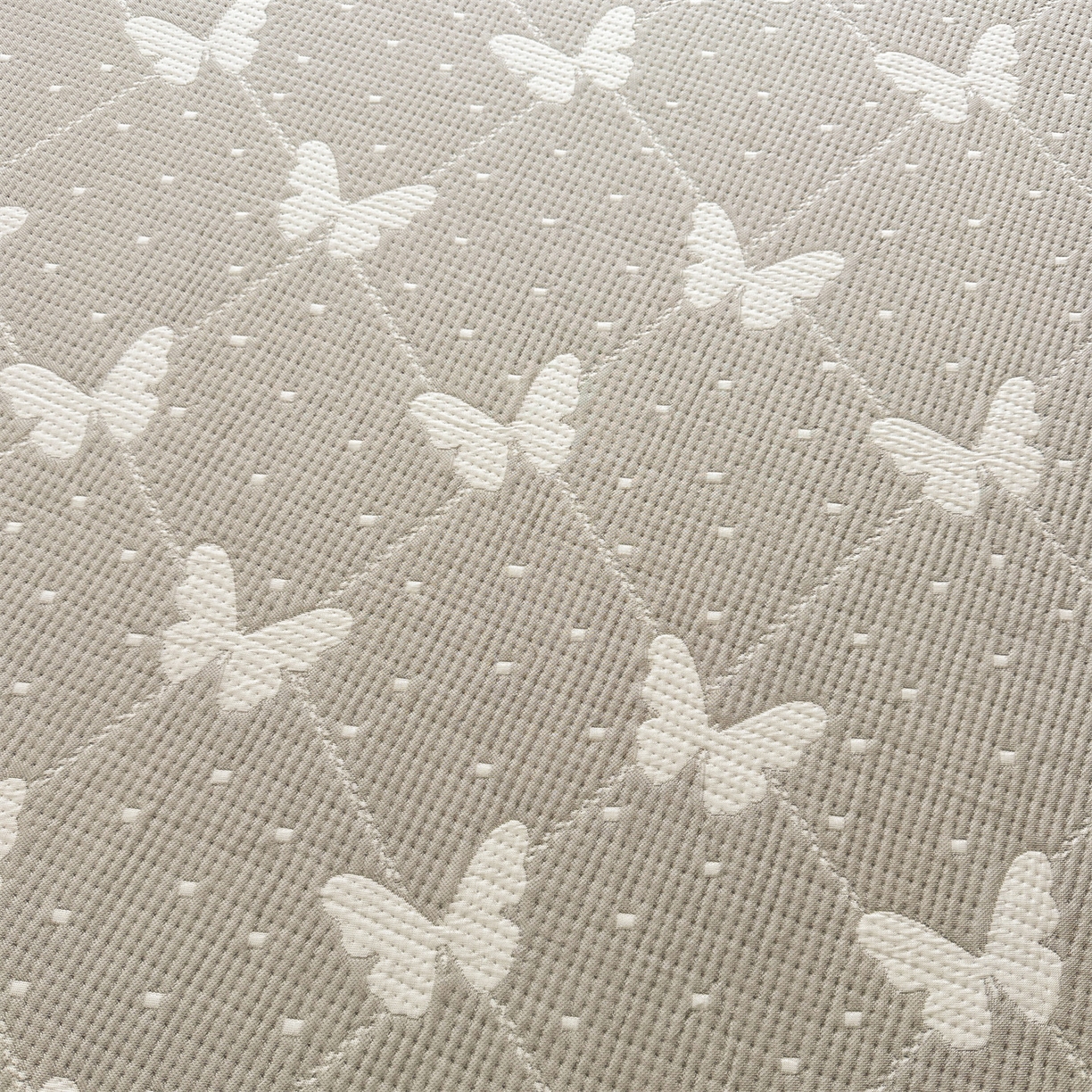 91家纺网 家纺一手货源 找家纺 恒爱家纺 2026新款A类凉感冰豆豆床裙席三件套 蝶舞-灰