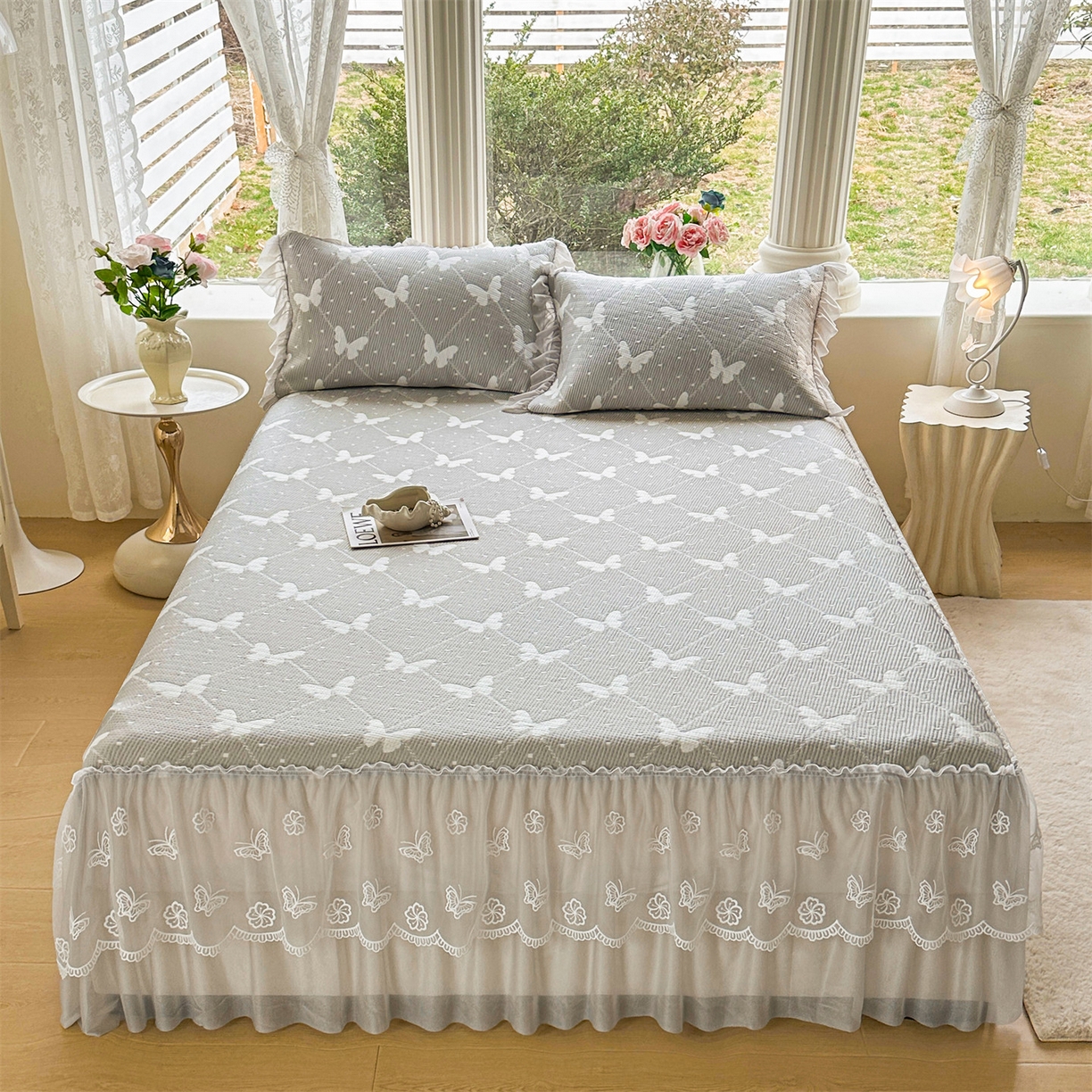 91家纺网 家纺一手货源 找家纺 恒爱家纺 2026新款A类凉感冰豆豆床裙席三件套 蝶舞-灰