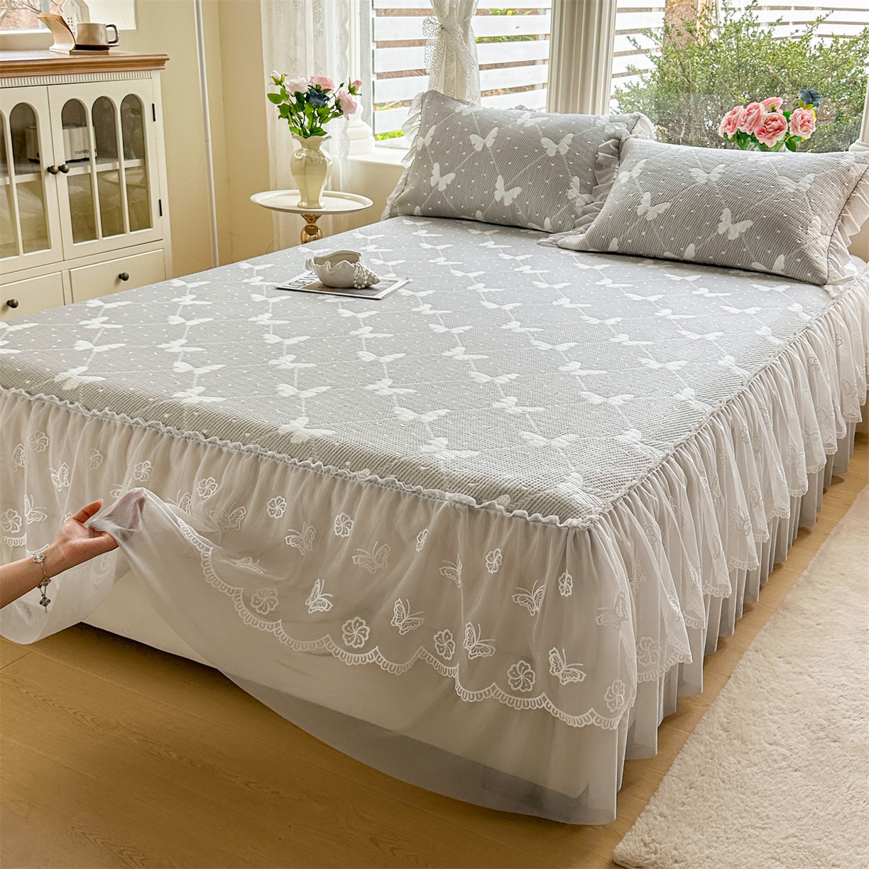 91家纺网 家纺一手货源 找家纺 恒爱家纺 2026新款A类凉感冰豆豆床裙席三件套 蝶舞-灰