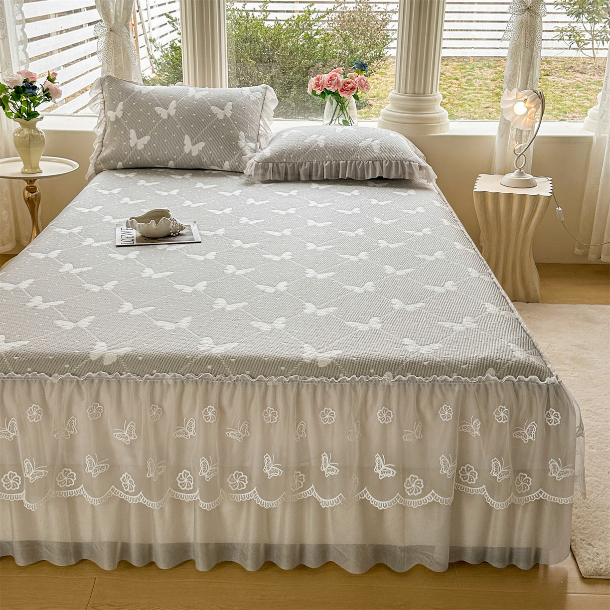 91家纺网 家纺一手货源 找家纺 恒爱家纺 2026新款A类凉感冰豆豆床裙席三件套 蝶舞-灰