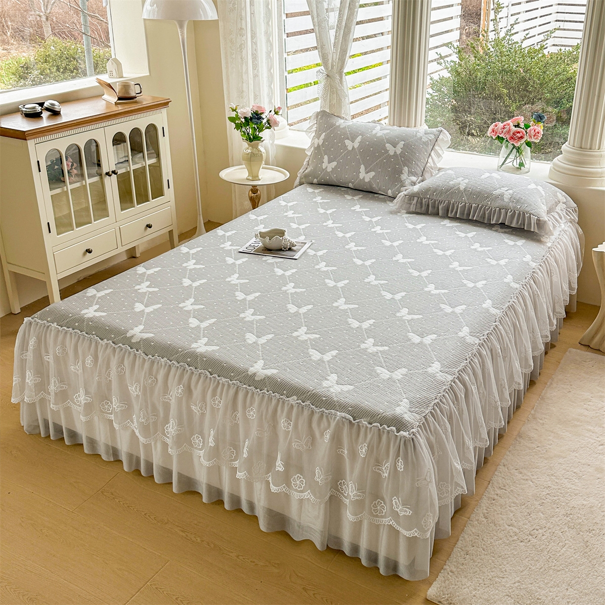 91家纺网 家纺一手货源 找家纺 恒爱家纺 2026新款A类凉感冰豆豆床裙席三件套 蝶舞-灰