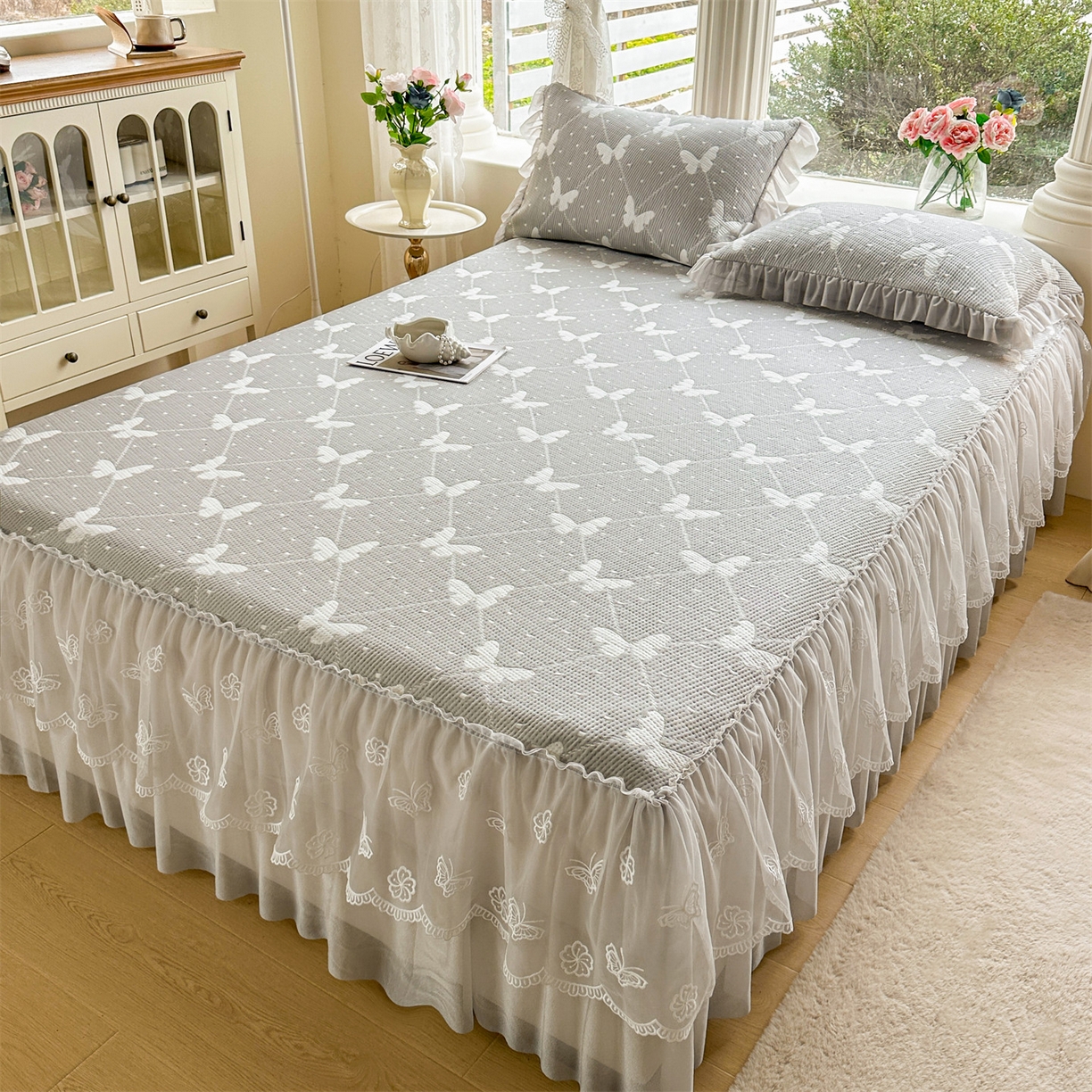 91家纺网 家纺一手货源 找家纺 恒爱家纺 2026新款A类凉感冰豆豆床裙席三件套 蝶舞-灰