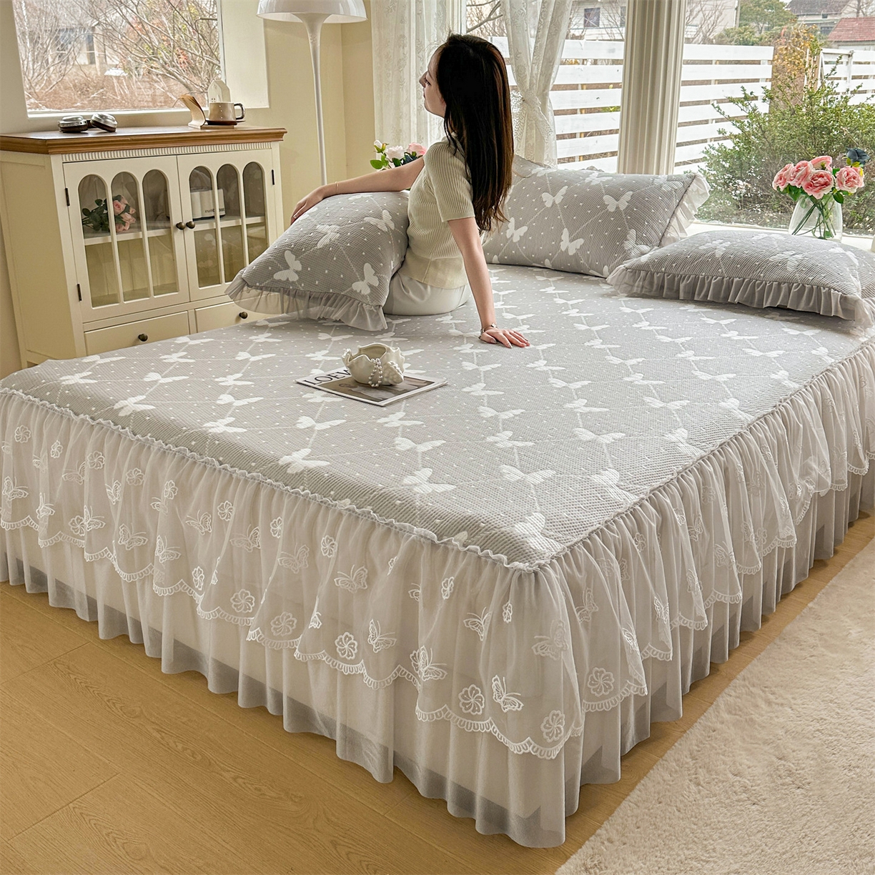 91家纺网 家纺一手货源 找家纺 恒爱家纺 2026新款A类凉感冰豆豆床裙席三件套 蝶舞-灰