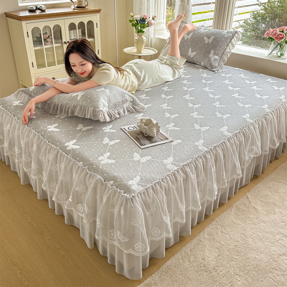 91家纺网 家纺一手货源 找家纺 恒爱家纺 2026新款A类凉感冰豆豆床裙席三件套 蝶舞-灰