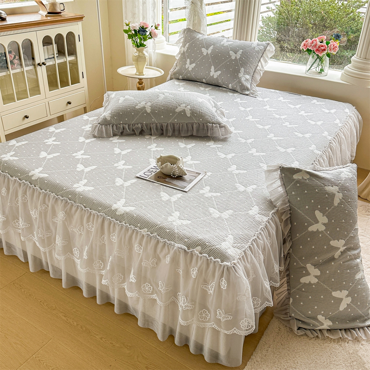 91家纺网 家纺一手货源 找家纺 恒爱家纺 2026新款A类凉感冰豆豆床裙席三件套 蝶舞-灰