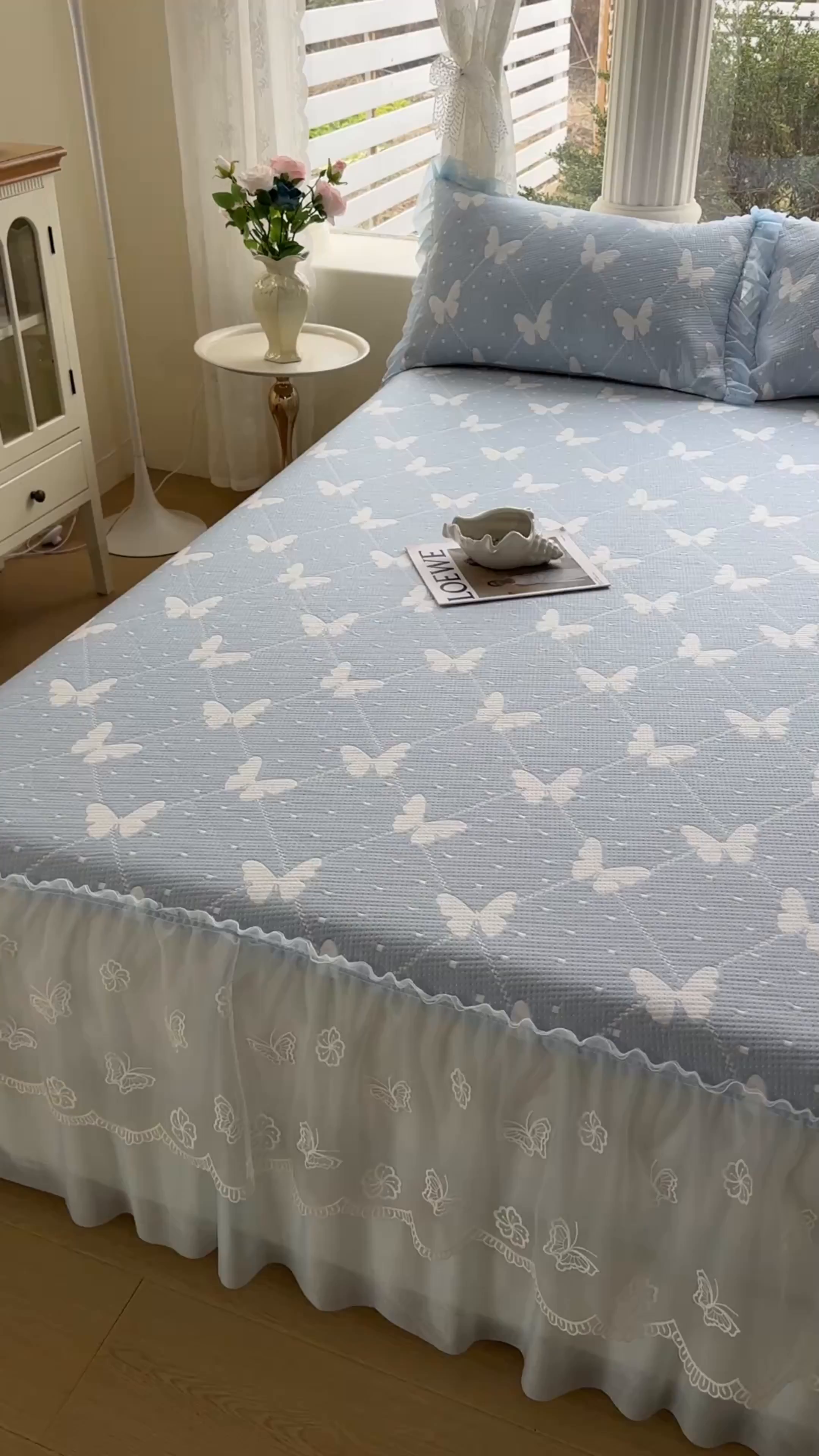 91家纺网 家纺一手货源 找家纺 恒爱家纺 2026新款A类凉感冰豆豆床裙席三件套 蝶舞-灰