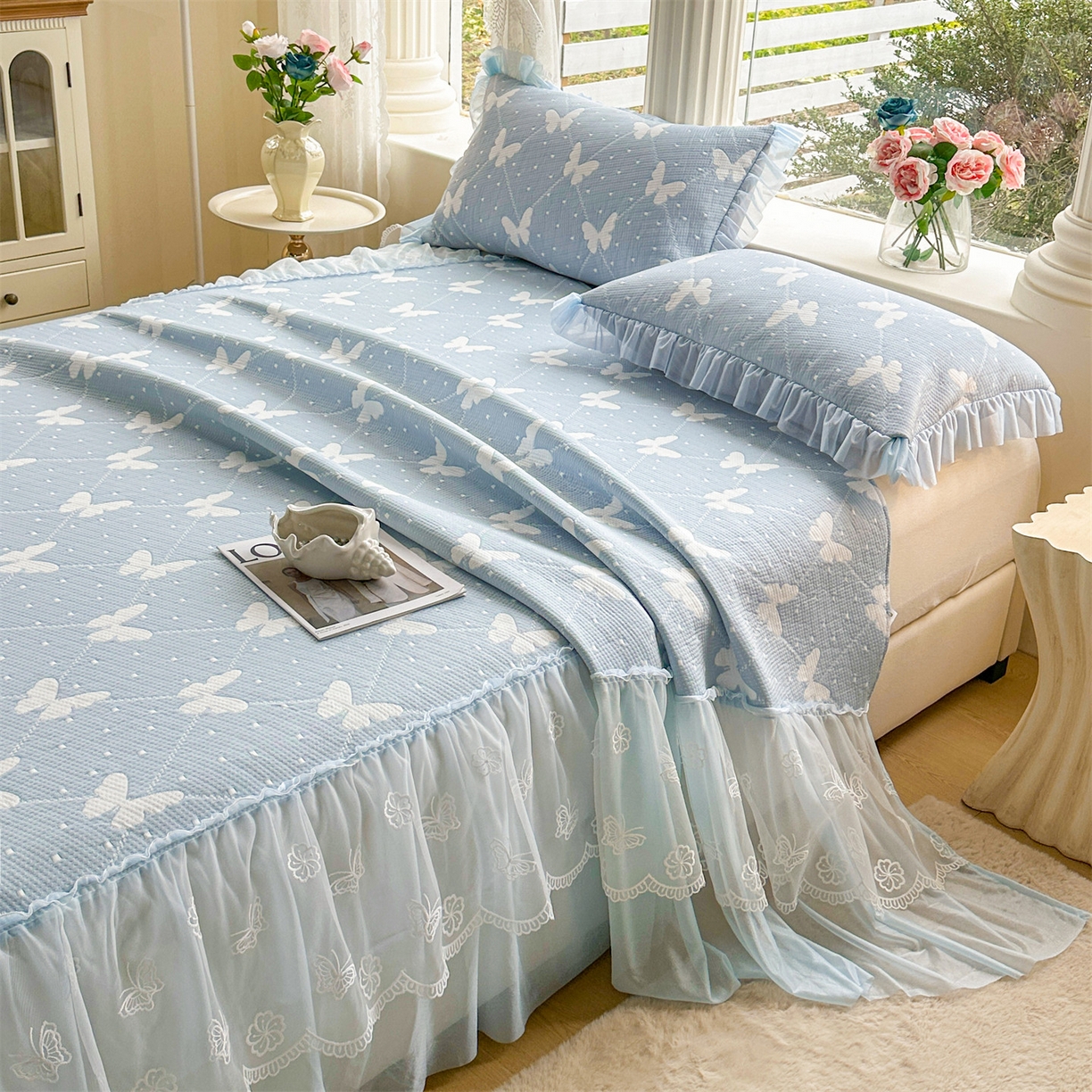 91家纺网 家纺一手货源 找家纺 恒爱家纺 2026新款A类凉感冰豆豆床裙席三件套 蝶舞-蓝