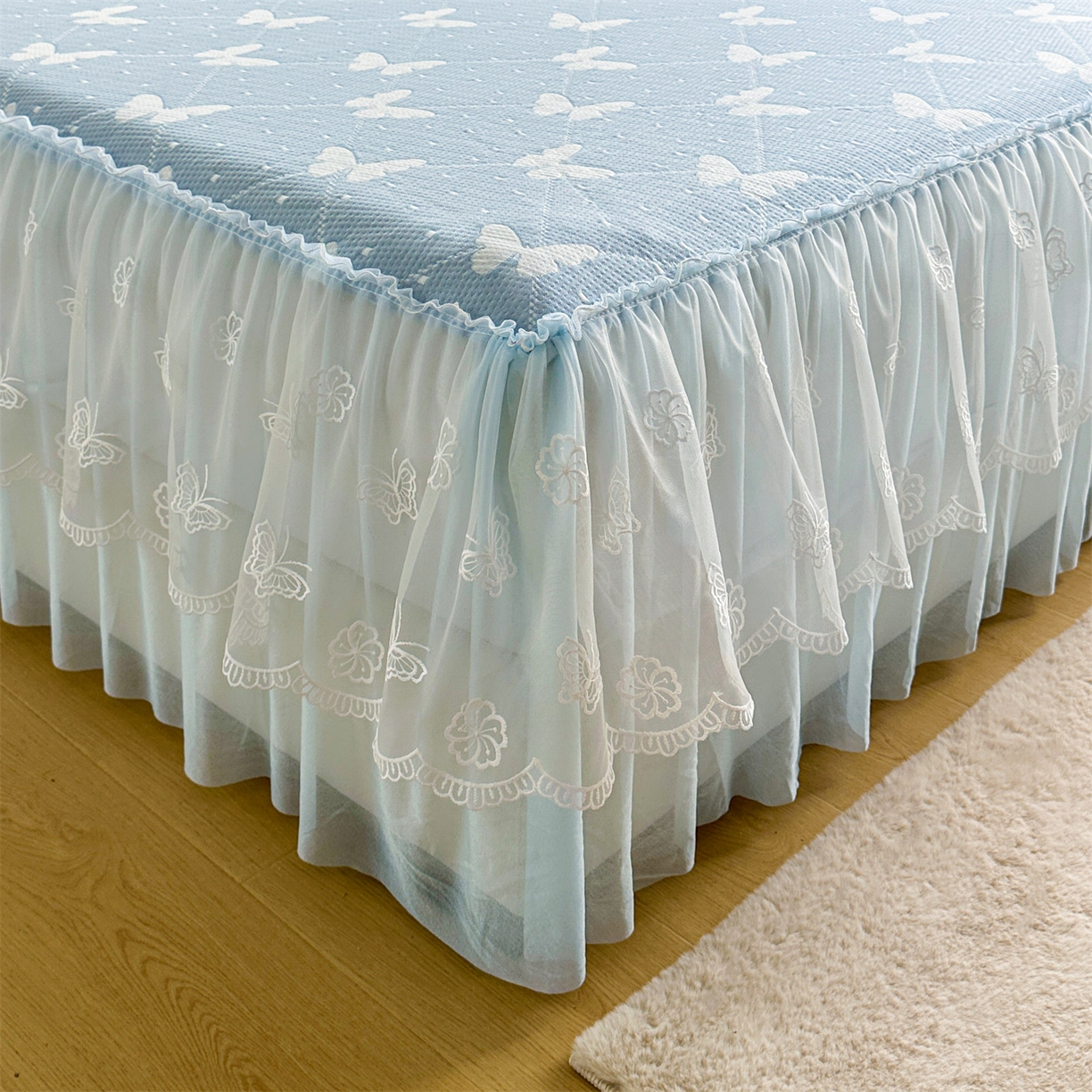 91家纺网 家纺一手货源 找家纺 恒爱家纺 2026新款A类凉感冰豆豆床裙席三件套 蝶舞-蓝