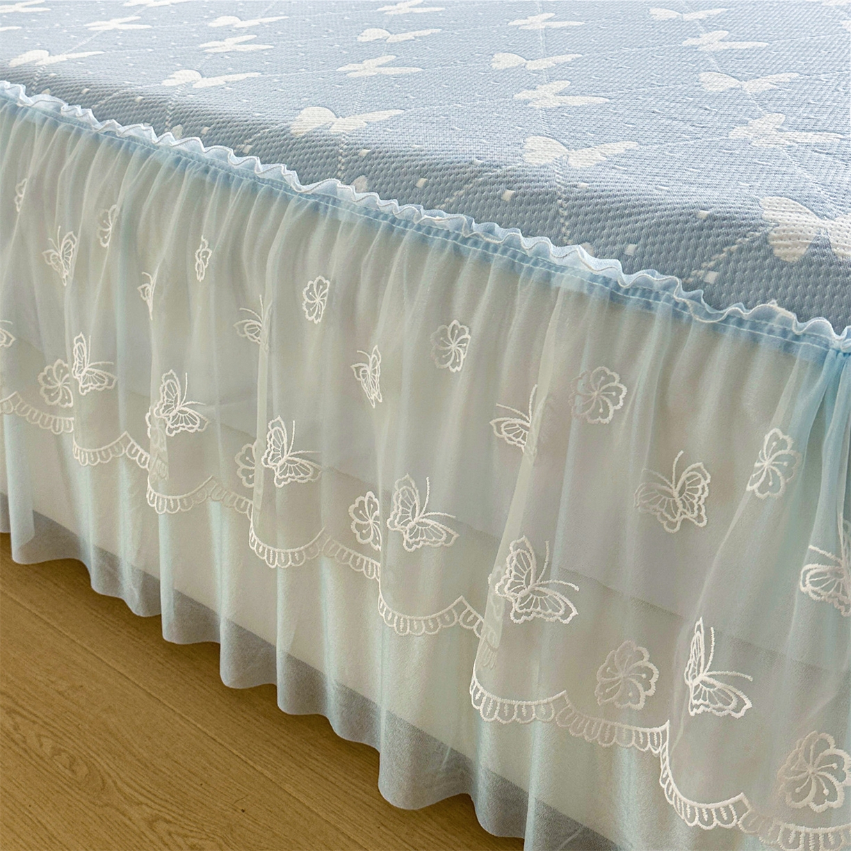 91家纺网 家纺一手货源 找家纺 恒爱家纺 2026新款A类凉感冰豆豆床裙席三件套 蝶舞-蓝