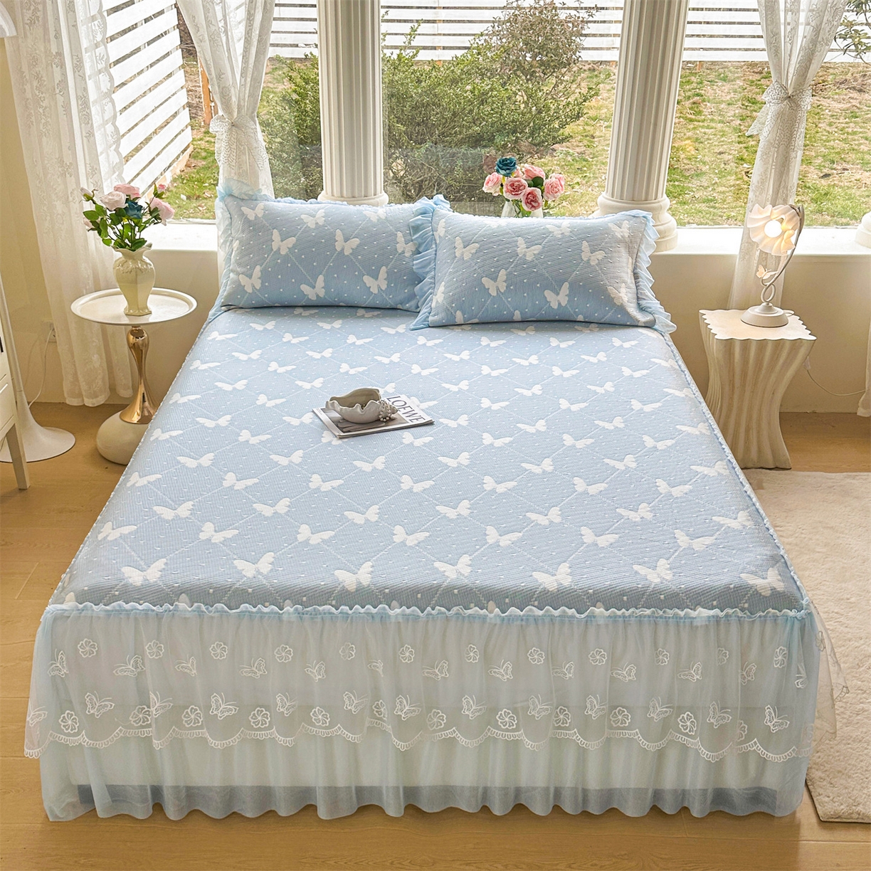 91家纺网 家纺一手货源 找家纺 恒爱家纺 2026新款A类凉感冰豆豆床裙席三件套 蝶舞-蓝