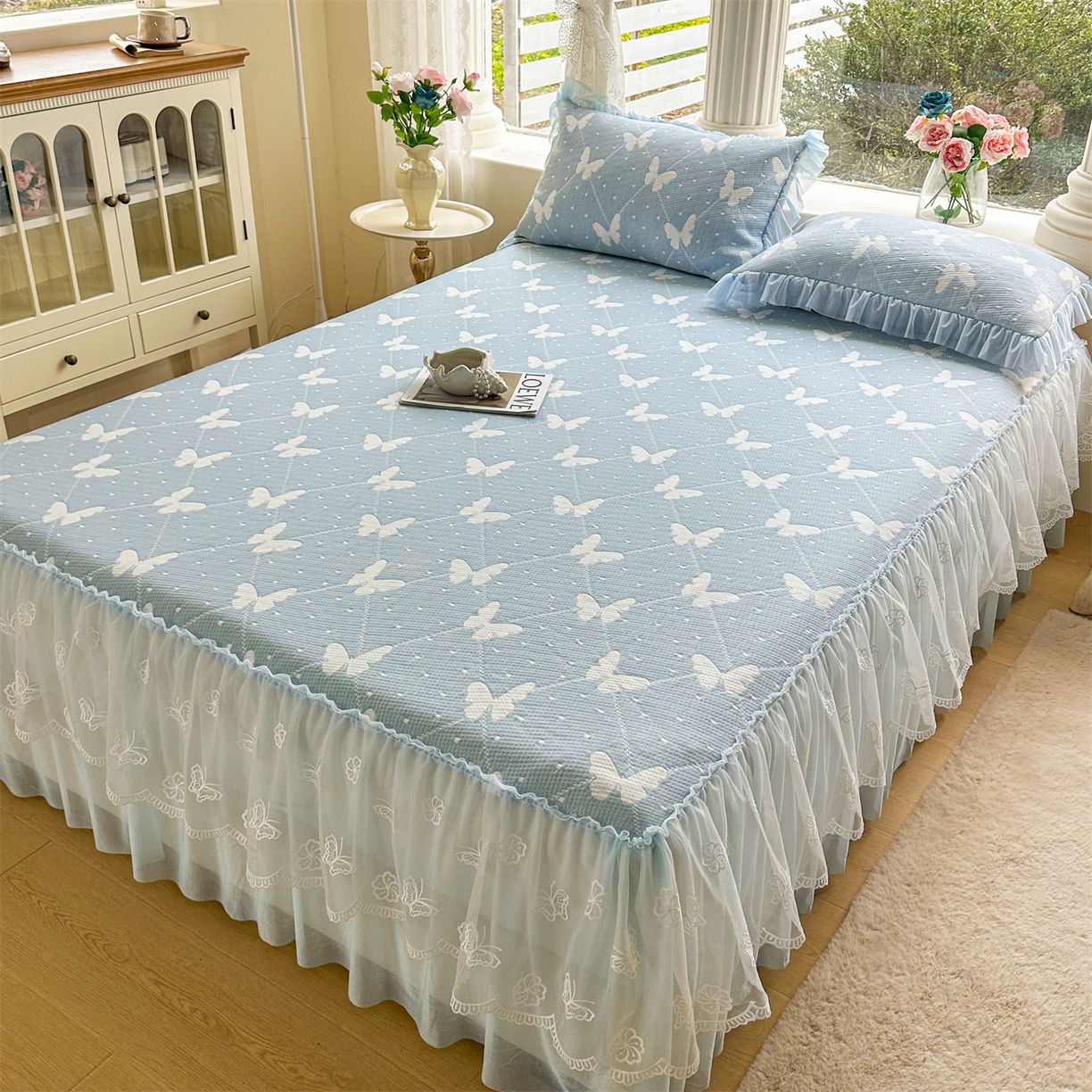 91家纺网 家纺一手货源 找家纺 恒爱家纺 2026新款A类凉感冰豆豆床裙席三件套 蝶舞-蓝