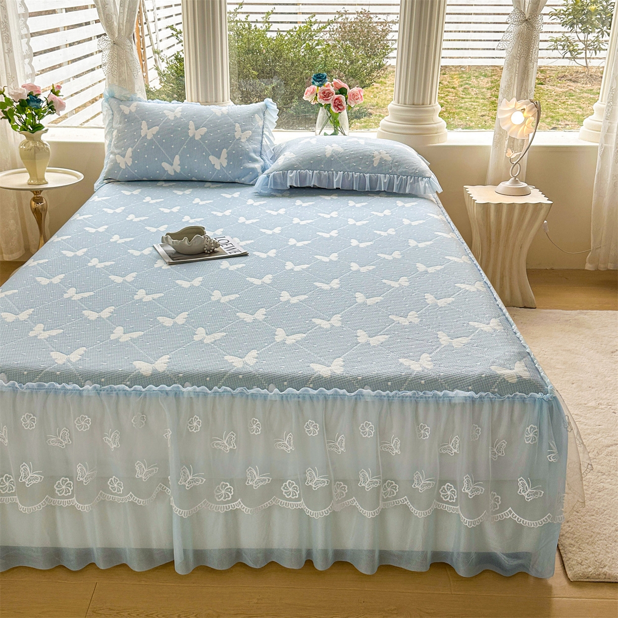 91家纺网 家纺一手货源 找家纺 恒爱家纺 2026新款A类凉感冰豆豆床裙席三件套 蝶舞-蓝