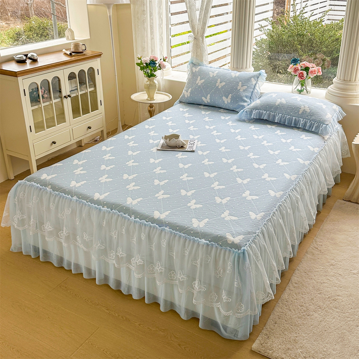 91家纺网 家纺一手货源 找家纺 恒爱家纺 2026新款A类凉感冰豆豆床裙席三件套 蝶舞-蓝