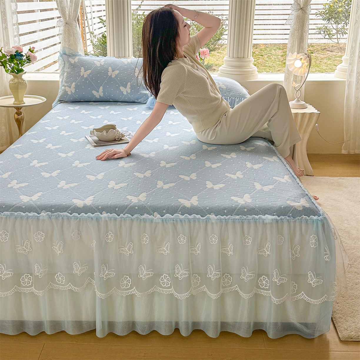 91家纺网 家纺一手货源 找家纺 恒爱家纺 2026新款A类凉感冰豆豆床裙席三件套 蝶舞-蓝