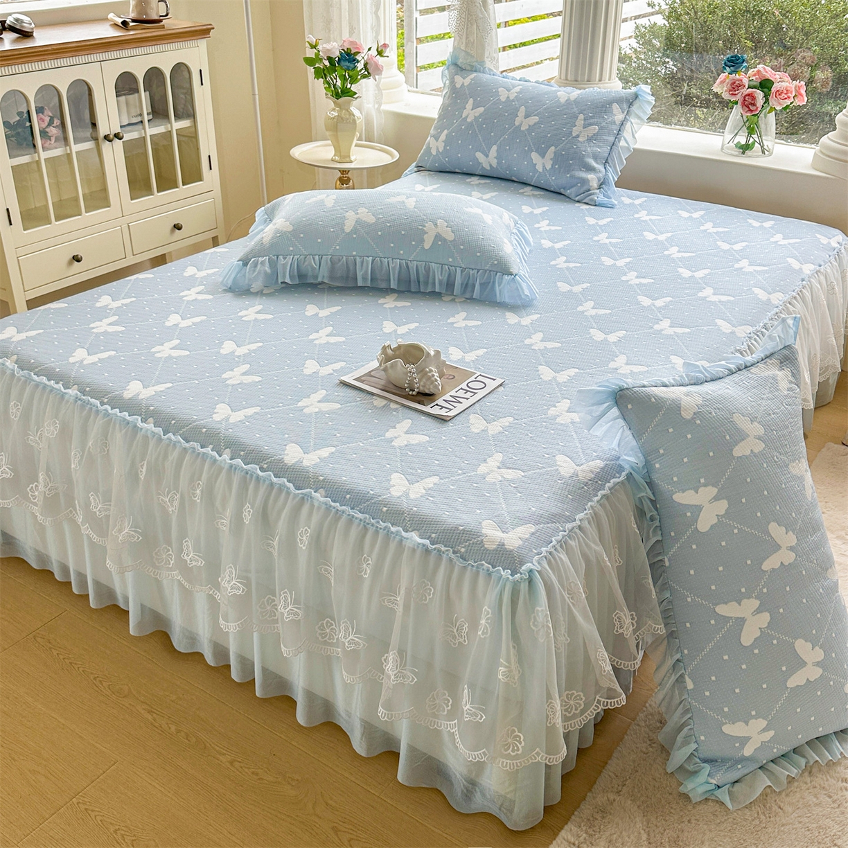 91家纺网 家纺一手货源 找家纺 恒爱家纺 2026新款A类凉感冰豆豆床裙席三件套 蝶舞-蓝