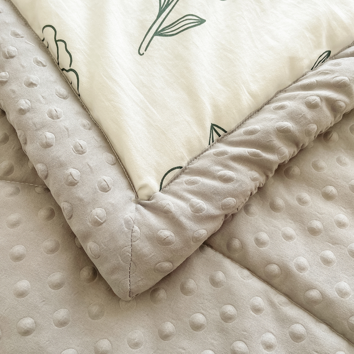 91家纺网 家纺一手货源 找家纺 悦织语 2026新款A类水洗棉双层纱豆豆被大豆夏凉被 春意