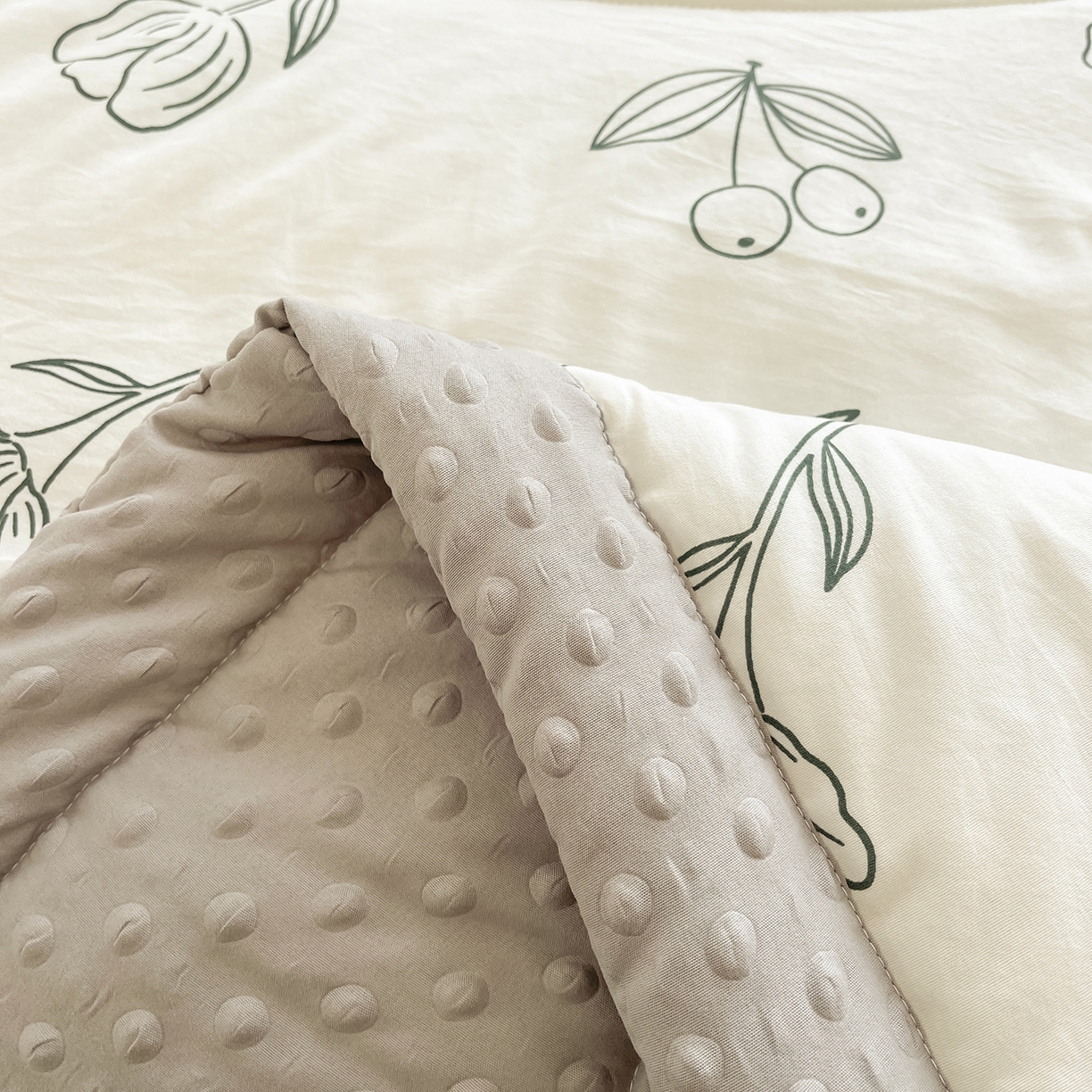 91家纺网 家纺一手货源 找家纺 悦织语 2026新款A类水洗棉双层纱豆豆被大豆夏凉被 春意