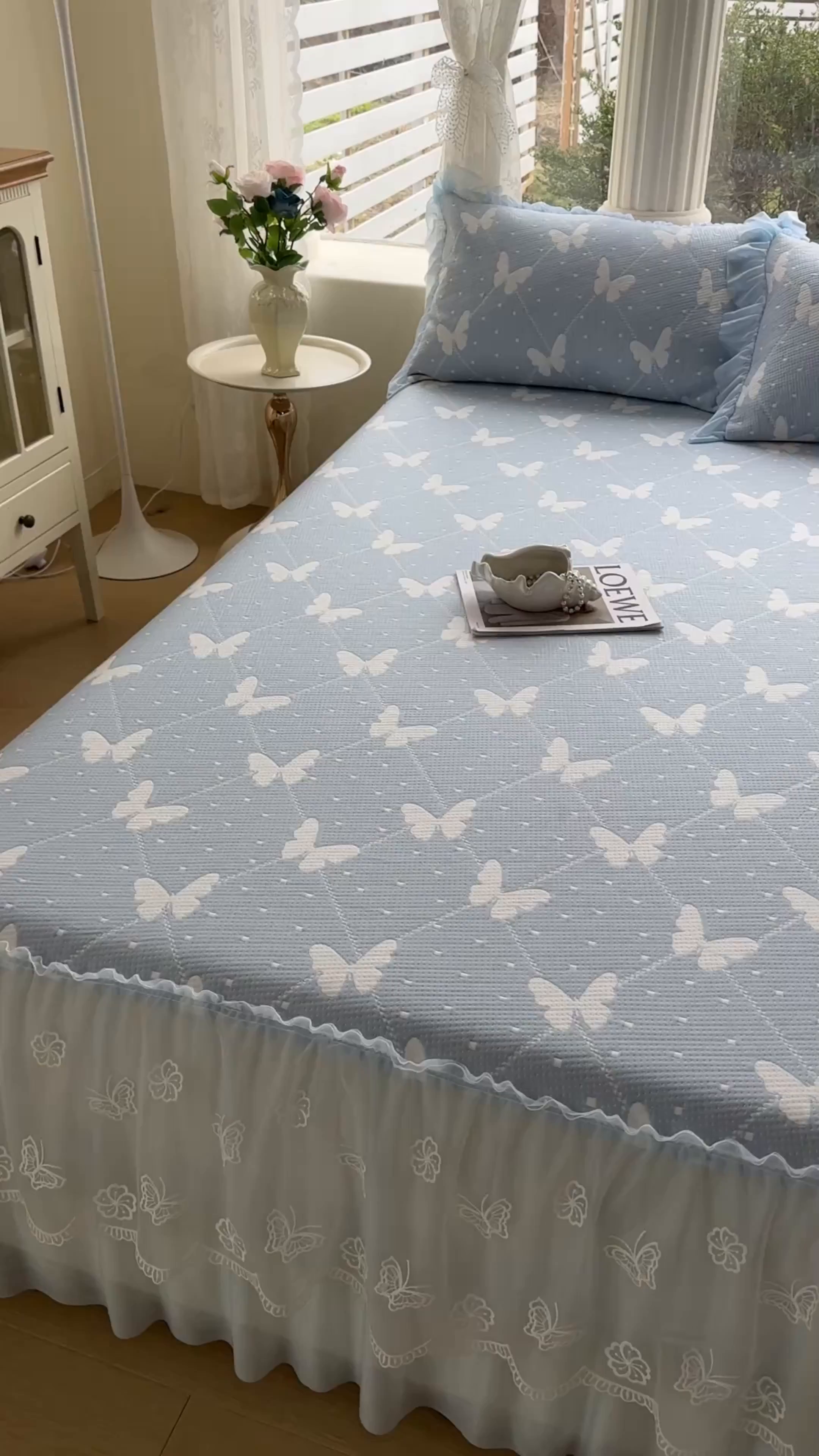 91家纺网 家纺一手货源 找家纺 恒爱家纺 2026新款A类凉感冰豆豆床裙席三件套 蝶舞-蓝