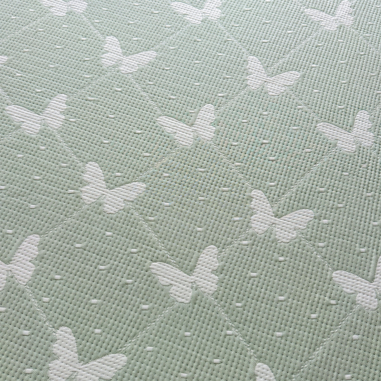 91家纺网 家纺一手货源 找家纺 恒爱家纺 2026新款A类凉感冰豆豆床裙席三件套 蝶舞-绿