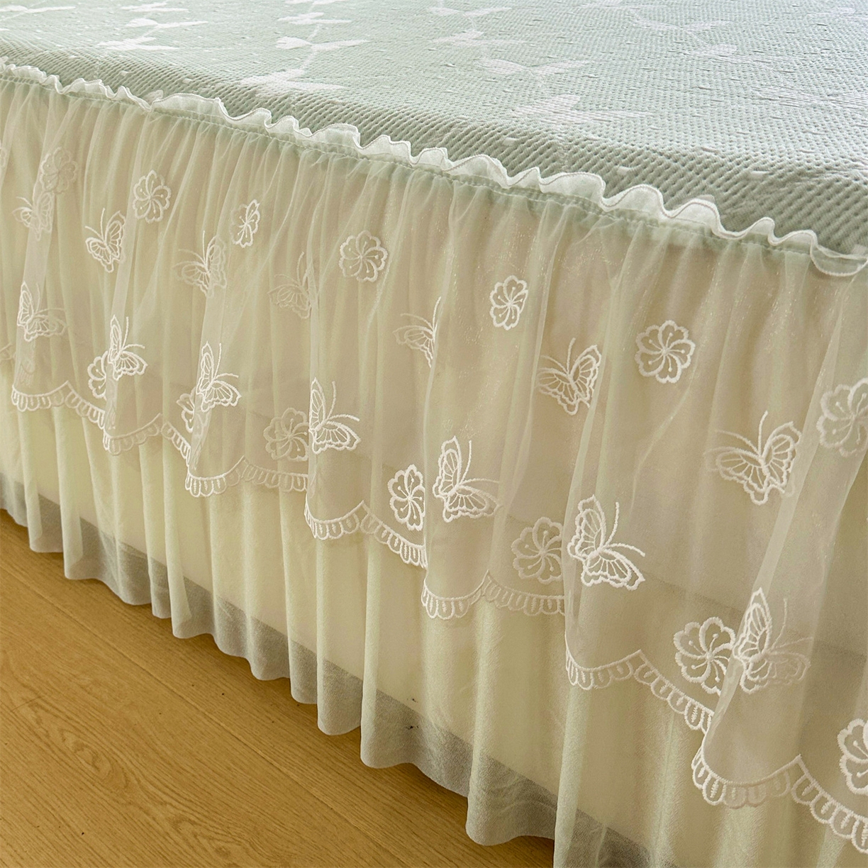 91家纺网 家纺一手货源 找家纺 恒爱家纺 2026新款A类凉感冰豆豆床裙席三件套 蝶舞-绿