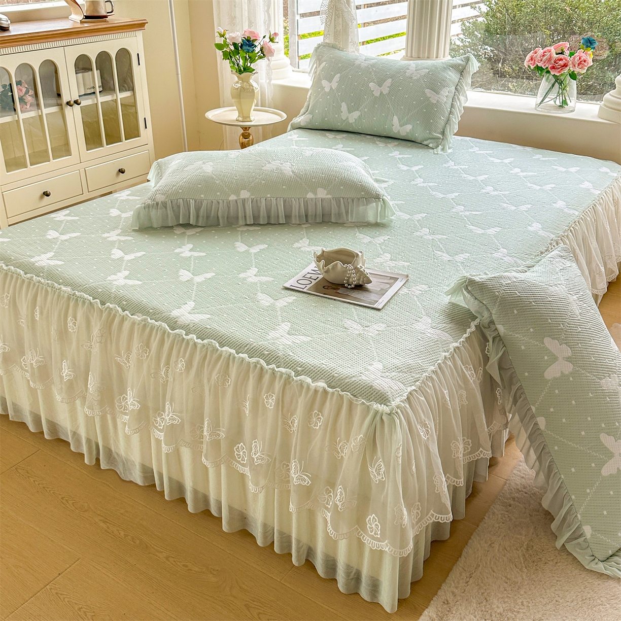 91家纺网 家纺一手货源 找家纺 恒爱家纺 2026新款A类凉感冰豆豆床裙席三件套 蝶舞-绿