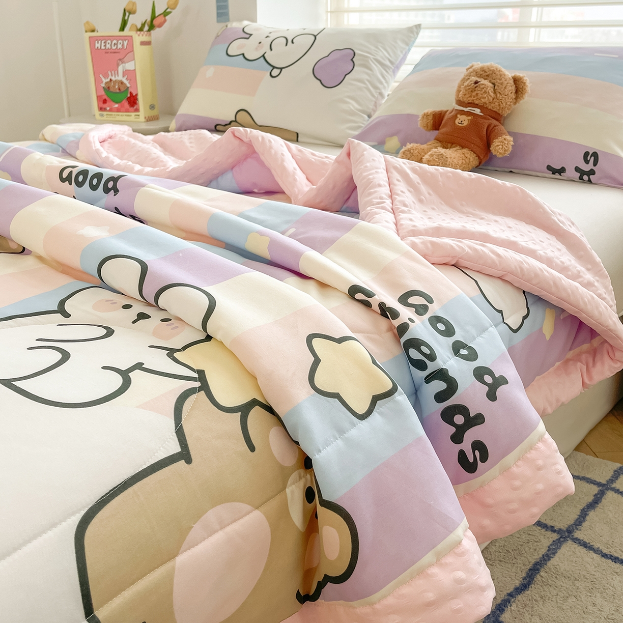 91家纺网 家纺一手货源 找家纺 悦织语 2026新款A类水洗棉双层纱豆豆被大豆夏凉被 好朋友