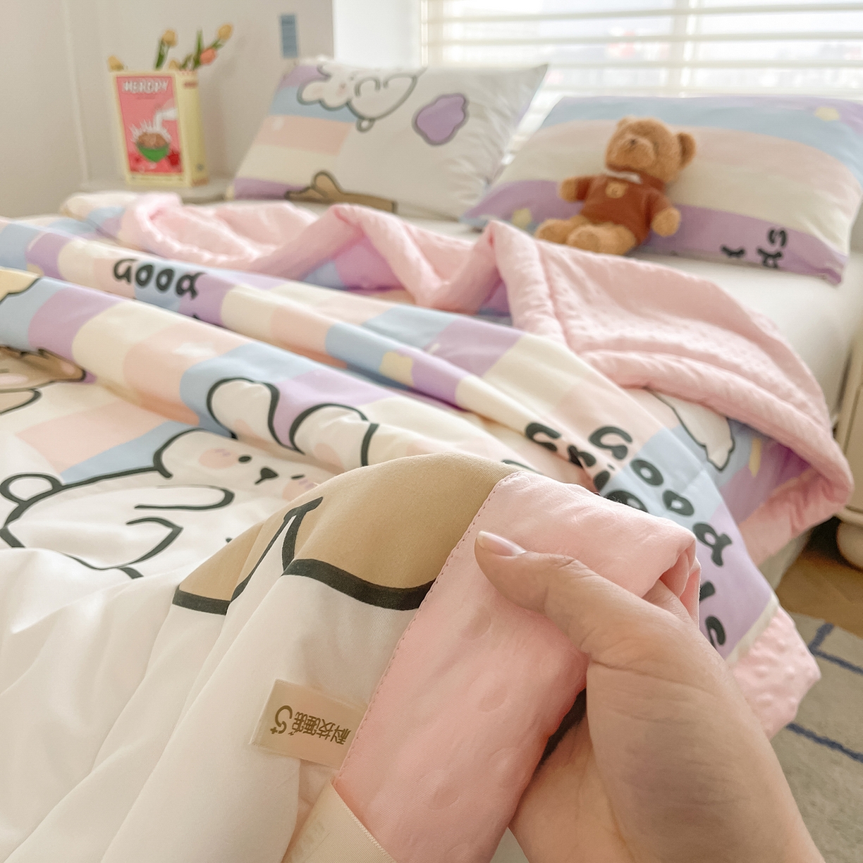 91家纺网 家纺一手货源 找家纺 悦织语 2026新款A类水洗棉双层纱豆豆被大豆夏凉被 好朋友