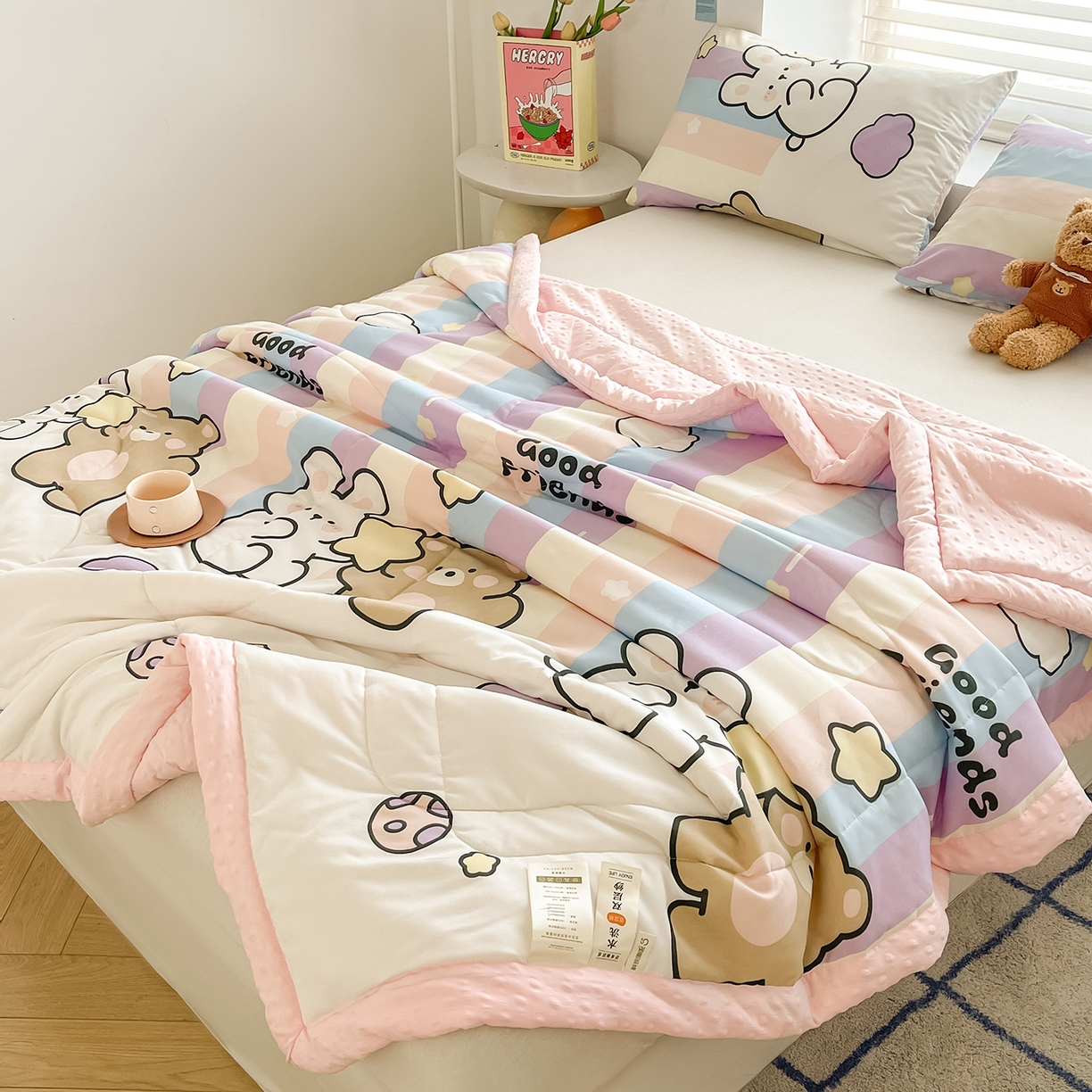 91家纺网 家纺一手货源 找家纺 悦织语 2026新款A类水洗棉双层纱豆豆被大豆夏凉被 好朋友