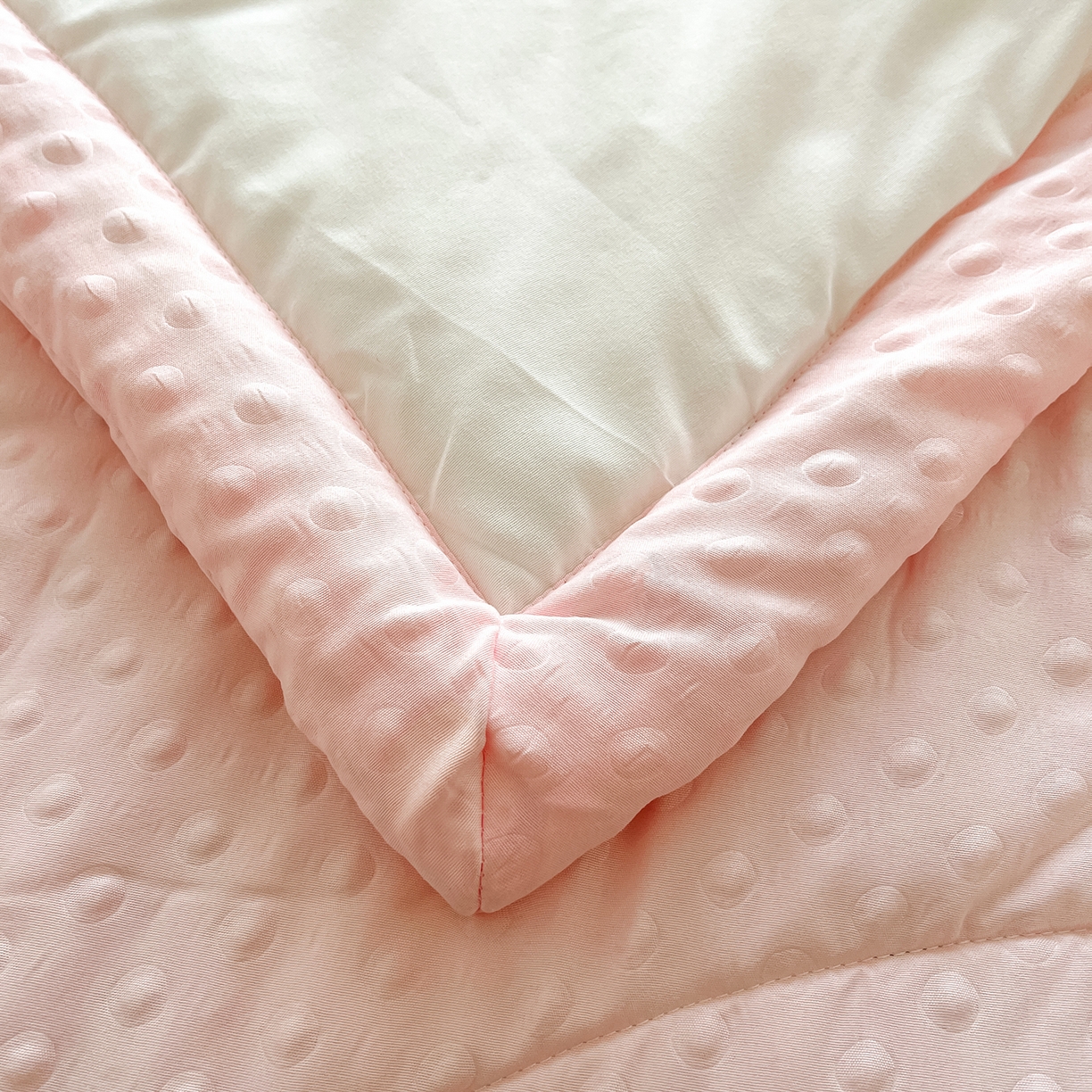 91家纺网 家纺一手货源 找家纺 悦织语 2026新款A类水洗棉双层纱豆豆被大豆夏凉被 好朋友