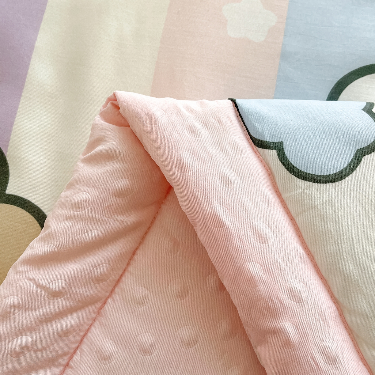 91家纺网 家纺一手货源 找家纺 悦织语 2026新款A类水洗棉双层纱豆豆被大豆夏凉被 好朋友