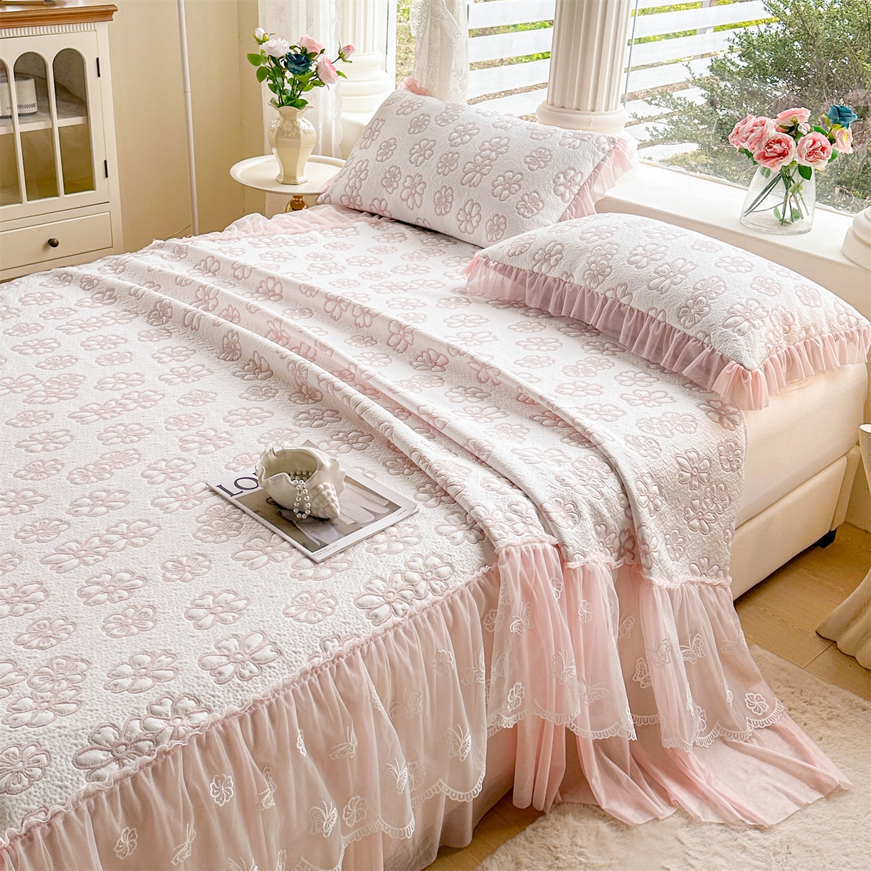 91家纺网 家纺一手货源 找家纺 恒爱家纺 2026新款A类凉感冰豆豆床裙席三件套 风花雪月-粉