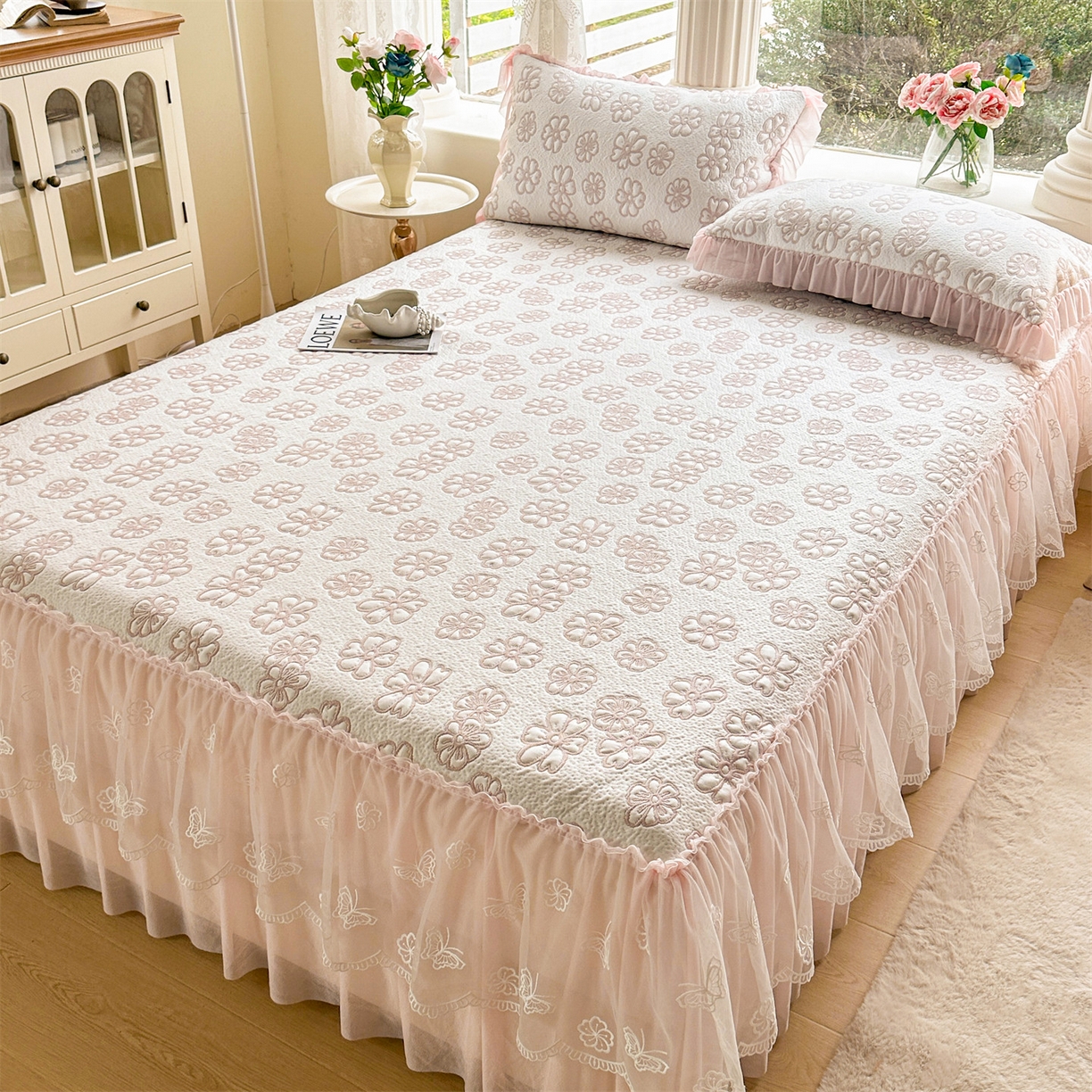 91家纺网 家纺一手货源 找家纺 恒爱家纺 2026新款A类凉感冰豆豆床裙席三件套 风花雪月-粉